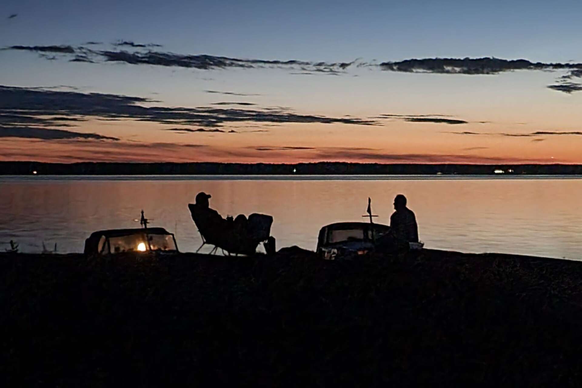 Filosoferande kompisar på klipporna efter solnedgång på Sötholmarna. Berit Lifv har tagit bilden.
