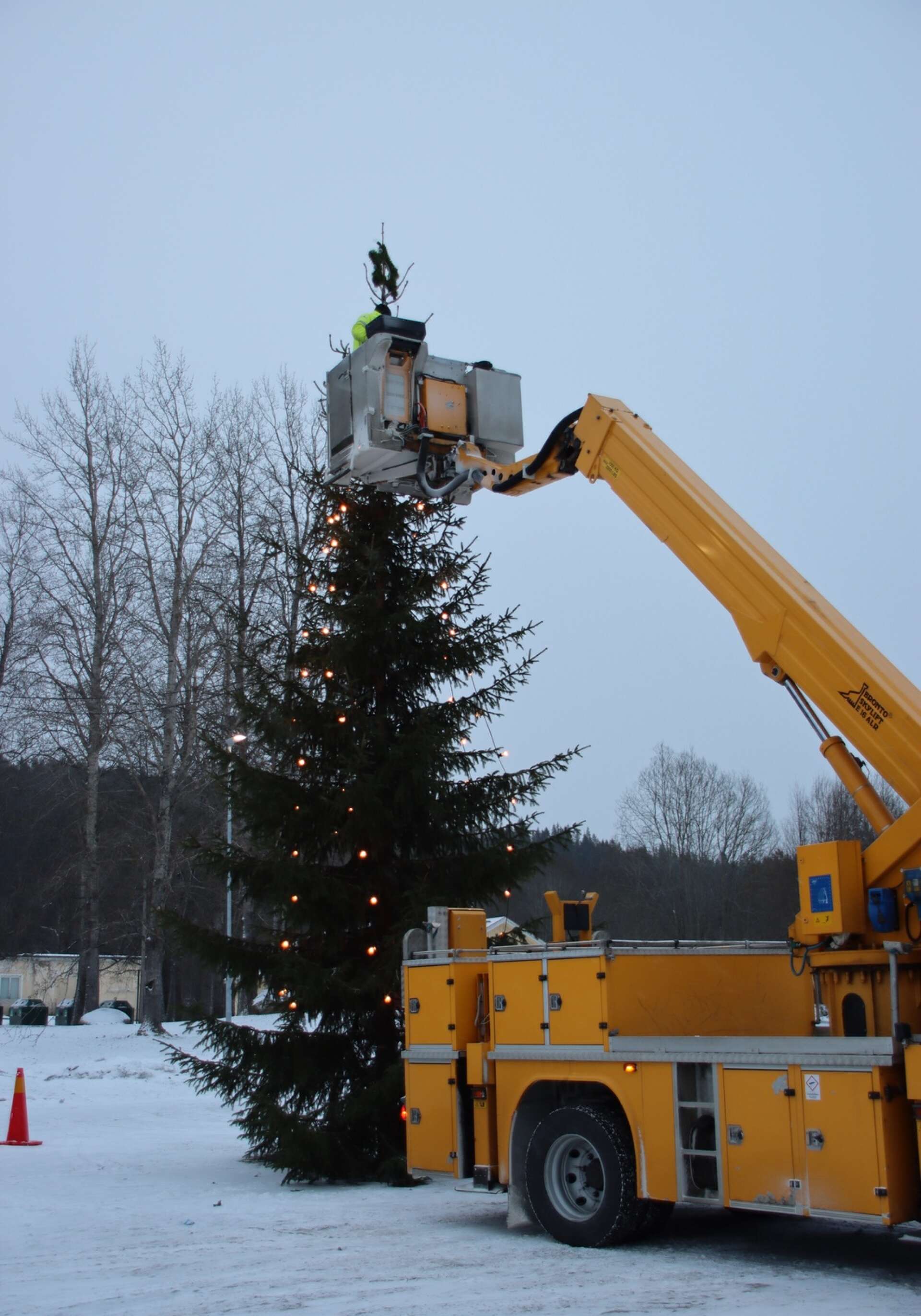 Personal från Filipstads Energinät satte upp julgransbelysningen. 