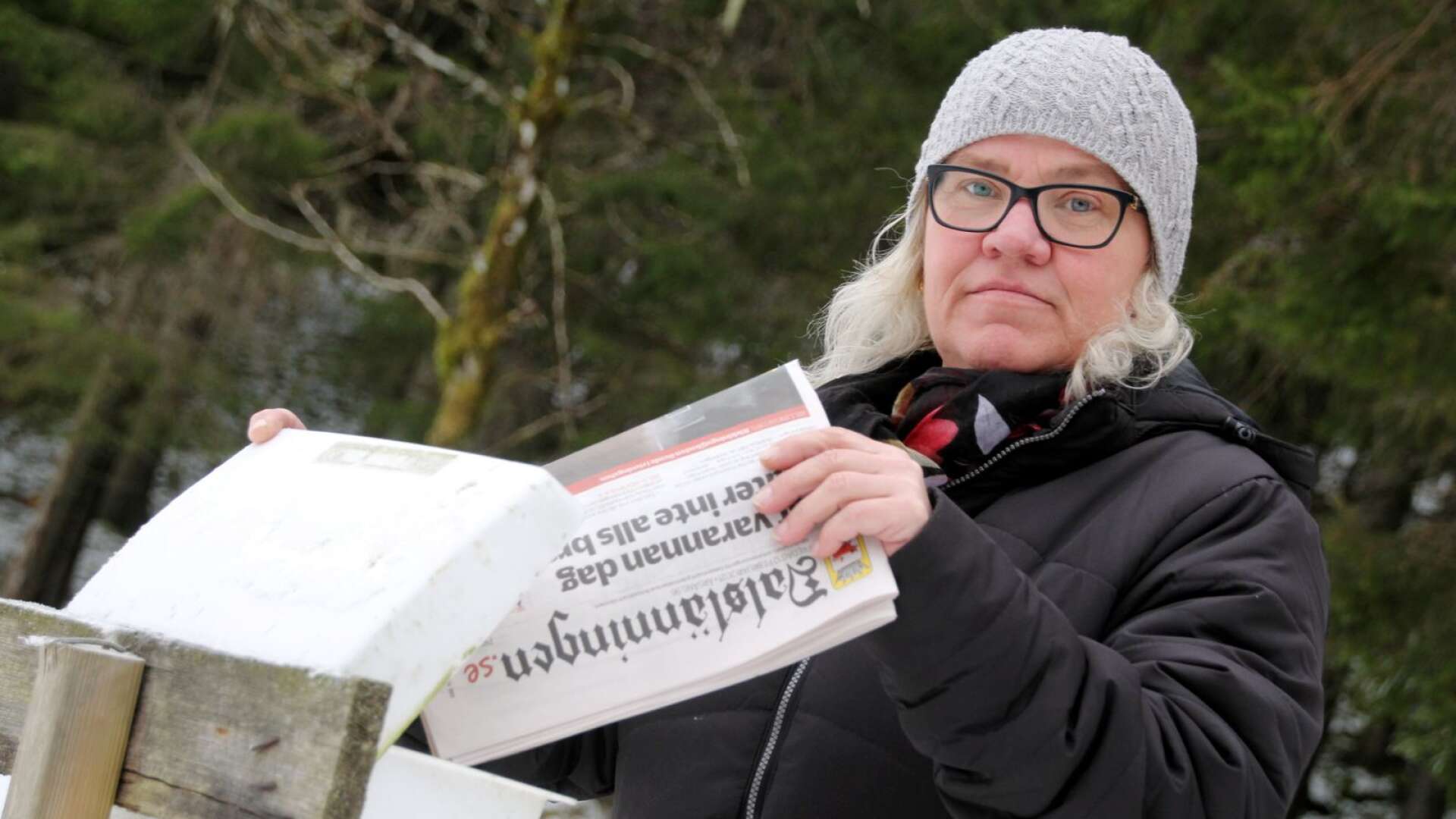 Evy Pettersson i Rölanda är upprörd efter att Postnord meddelat att de delar ut posten varannan dag, vilket innebär att Dalslänningen inte längre kan delas ut på samma dagar som tidigare. 
