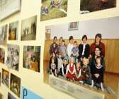 Väggarna i gamla skolan var tapetserade med bilder och tidningsurklipp från de 50 år som föreningen existerat. 