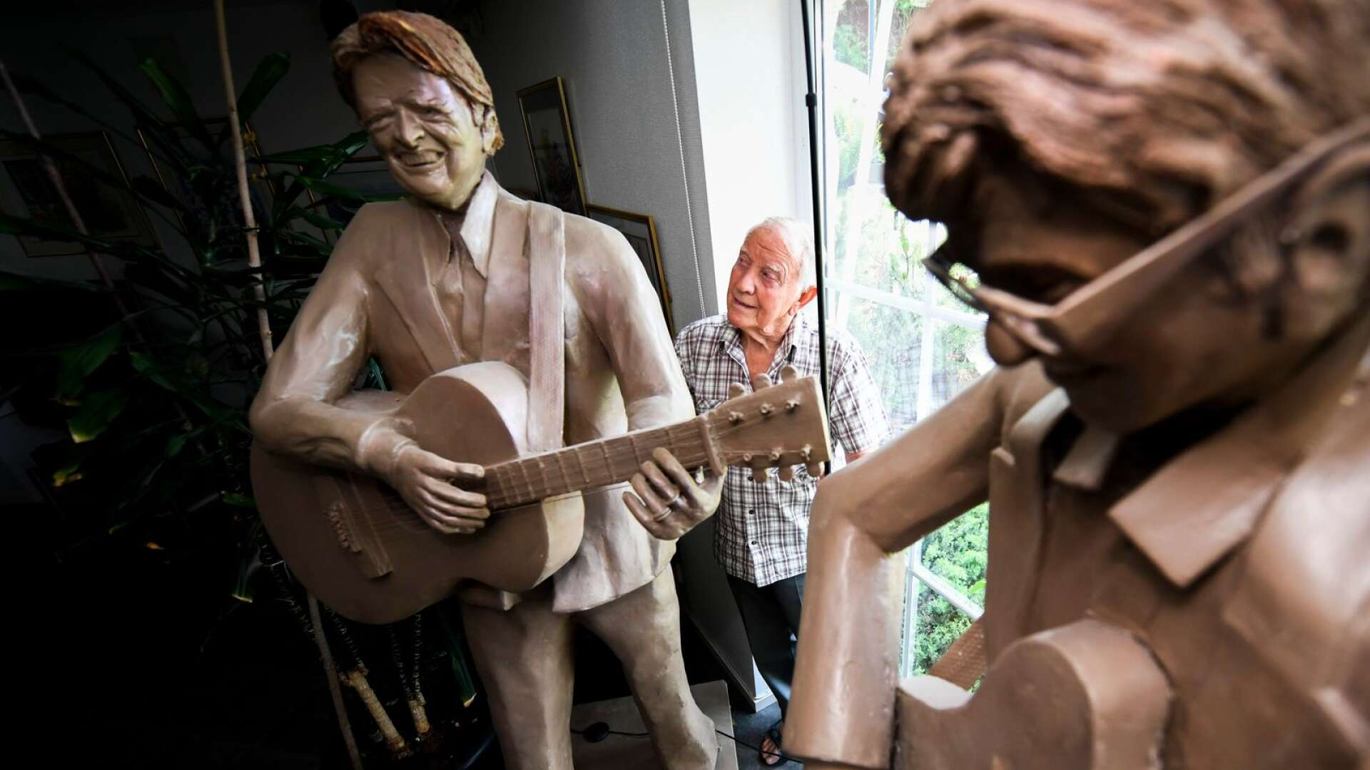 Den förre reklammannen Gunnar Lundkvist har gjort många skulpturer. Sven-Erik Magnusson och Ingvar Karlsson står staty i hans hem.