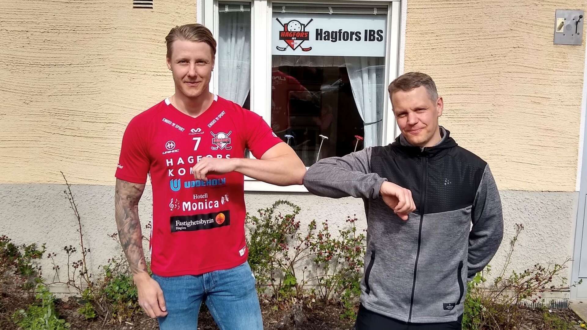 David Endl, till vänster, hälsas välkommen tillbaka till Hagfors IBS av sportgruppens Fredrik Eriksson.