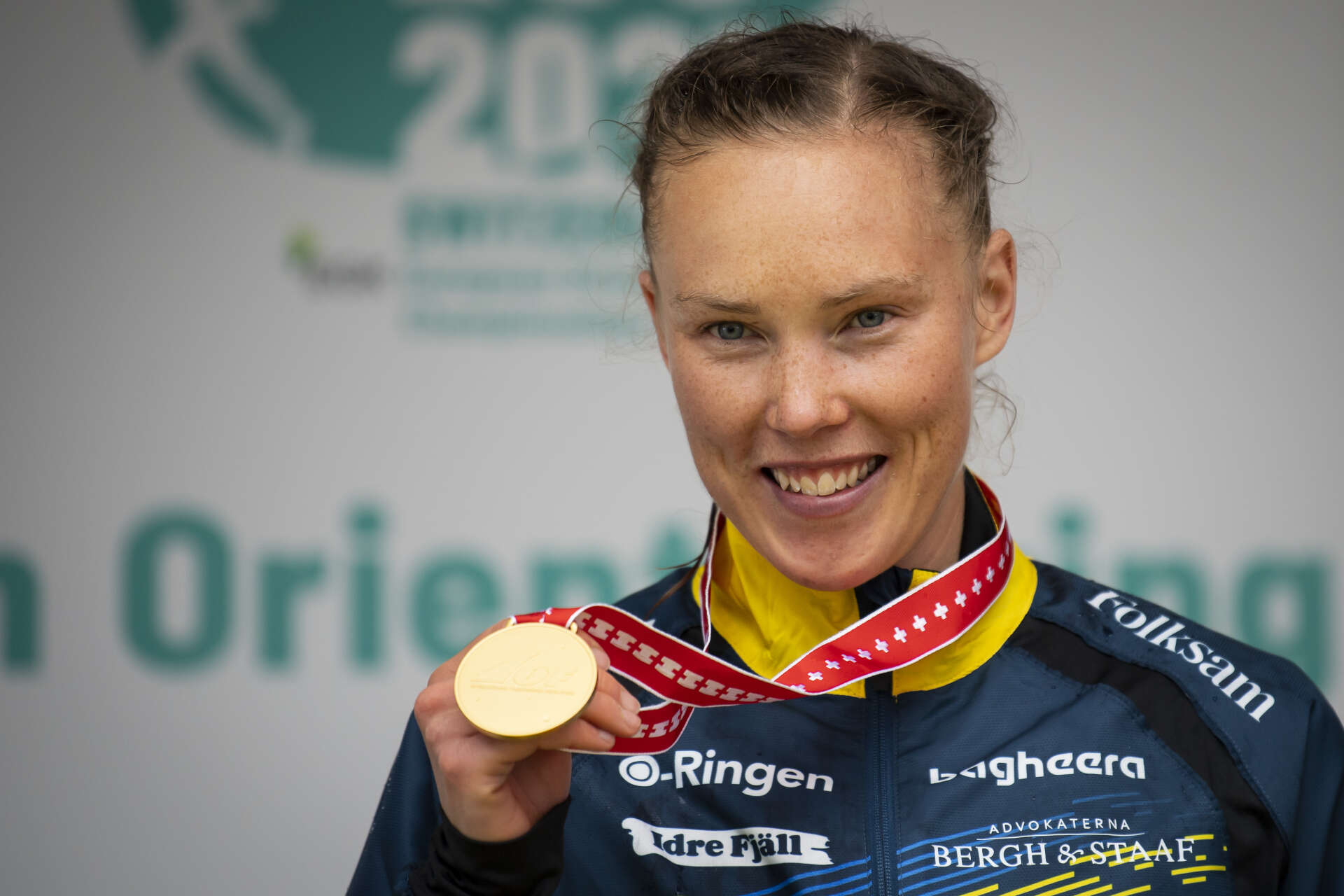 Tove Alexandersson med guldmedaljen.