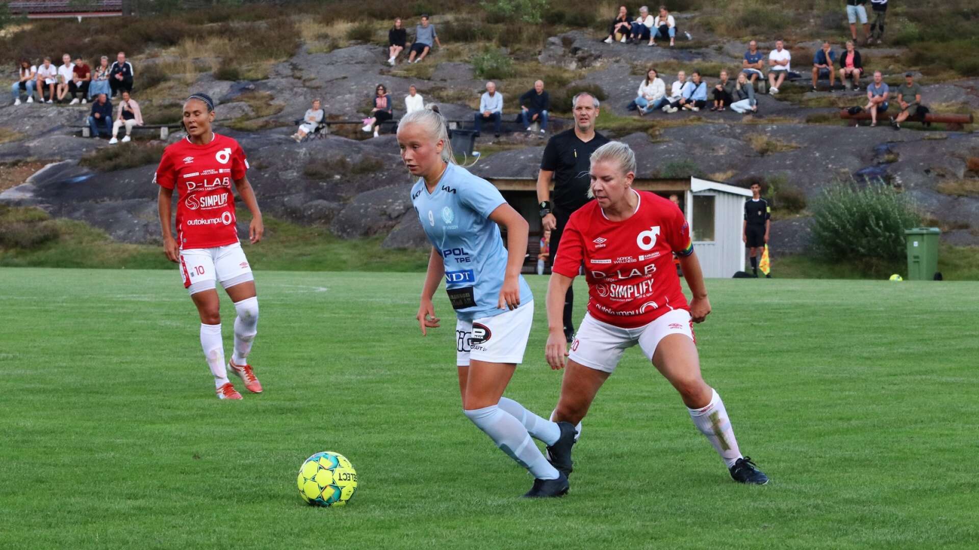 Emma Tryggvesson förlänger med Degerfors IF.
