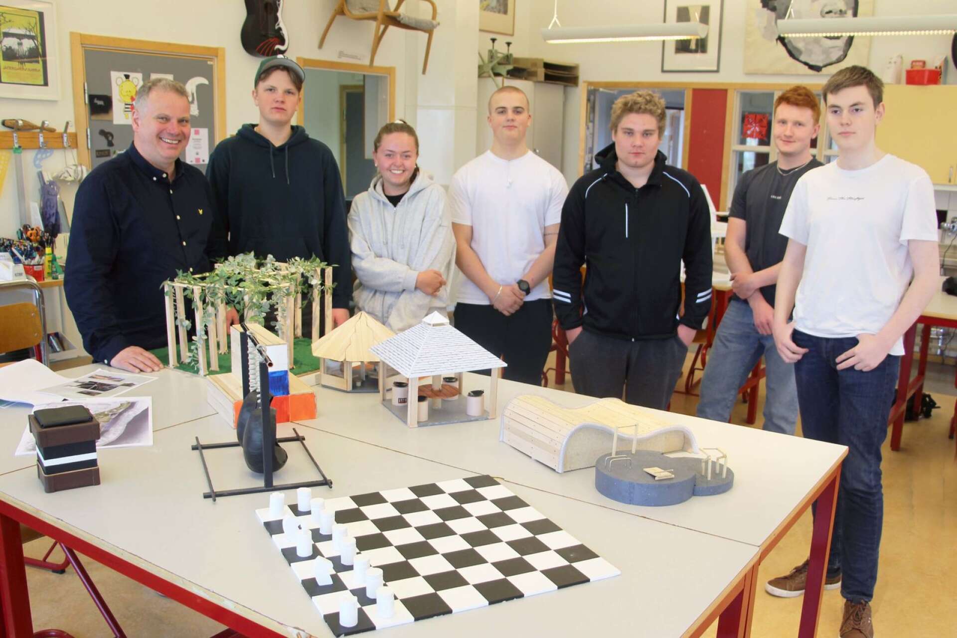 De sex eleverna på teknikprogrammet redovisade sina idéer för teknikläraren Kenneth Andersson.