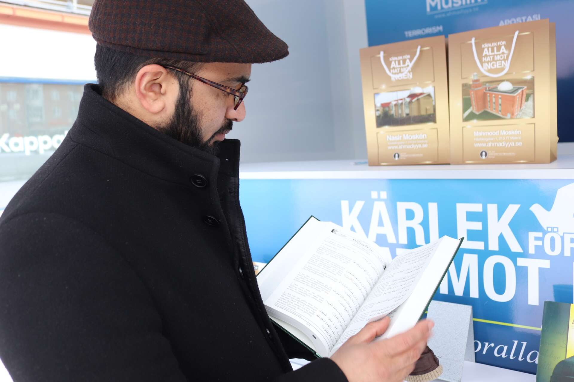 Kashif Virk åkte till svenska kyrkan i Kristinehamn, kommunhuset, polisstationen och biblioteket för att dela ut en gratis koran. 