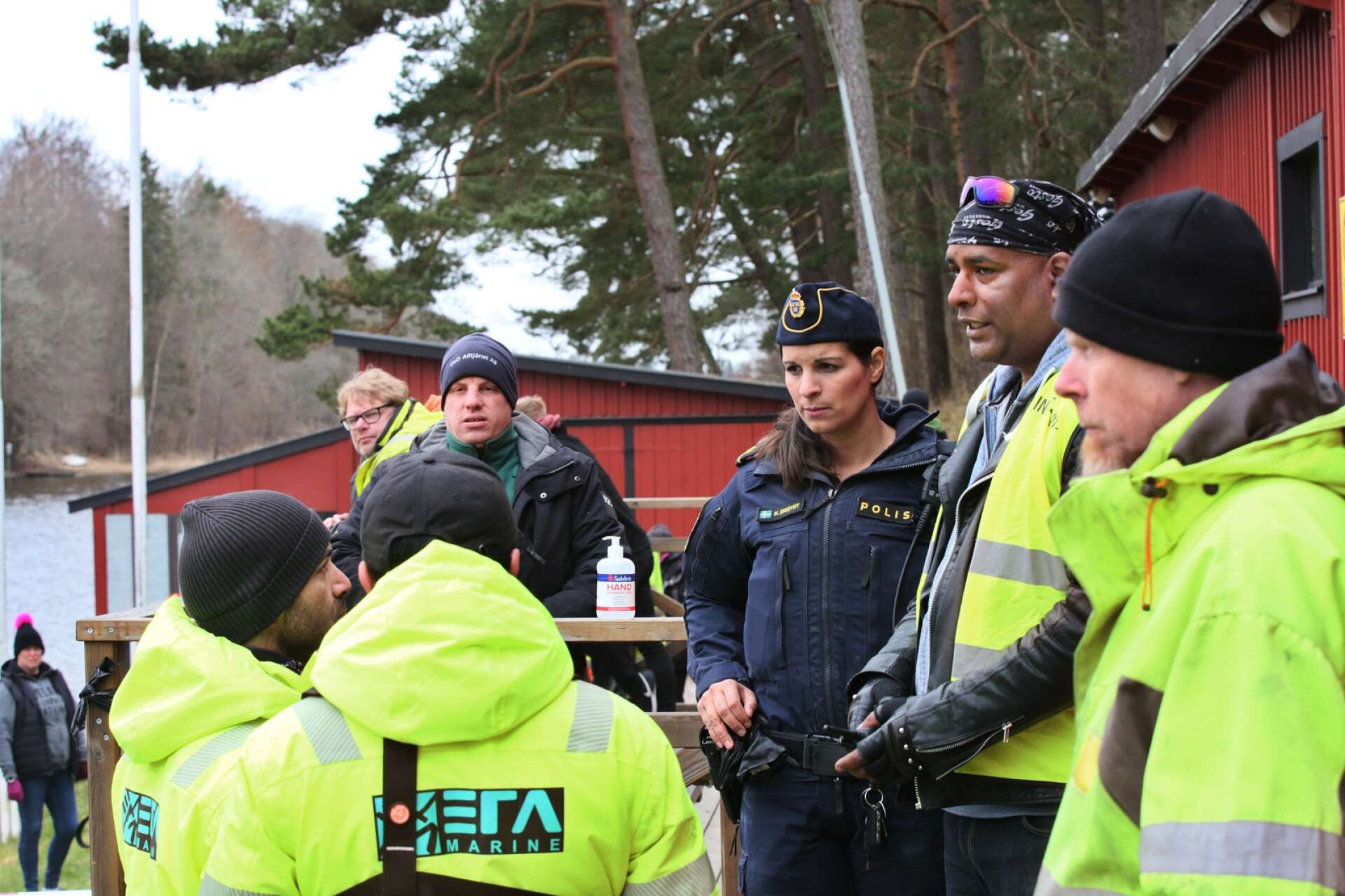 Marcus Göthberg tog initiativet till söndagens dykningar i Lidan. Malena Enqvist från  polisen fanns bland dem som var på plats.