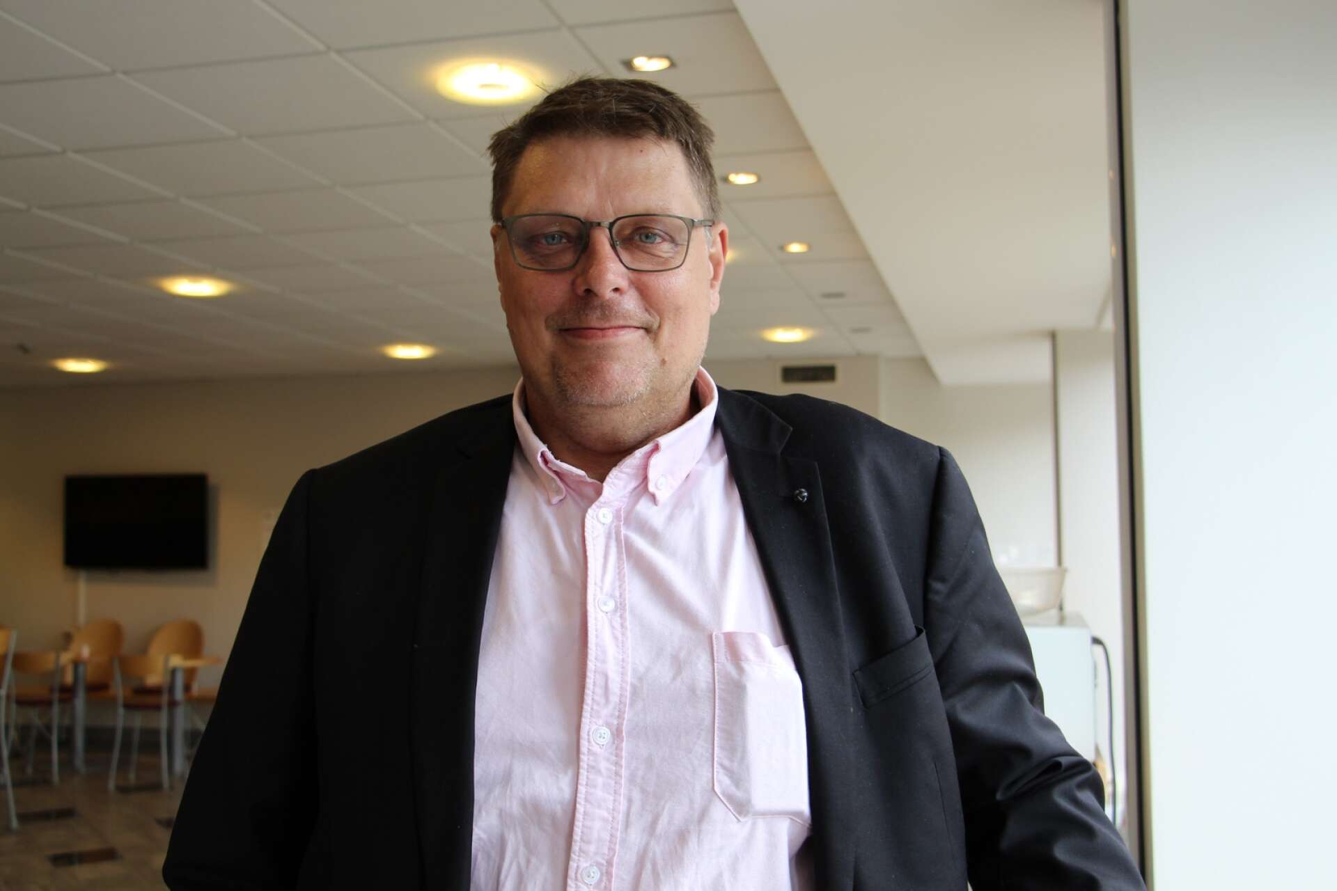Johan Abrahamsson (M) är kommunalråd i Mariestads kommun och kommunstyrelsens ordförande. Moderaterna, lokalpolitiker kommunpolitiker
