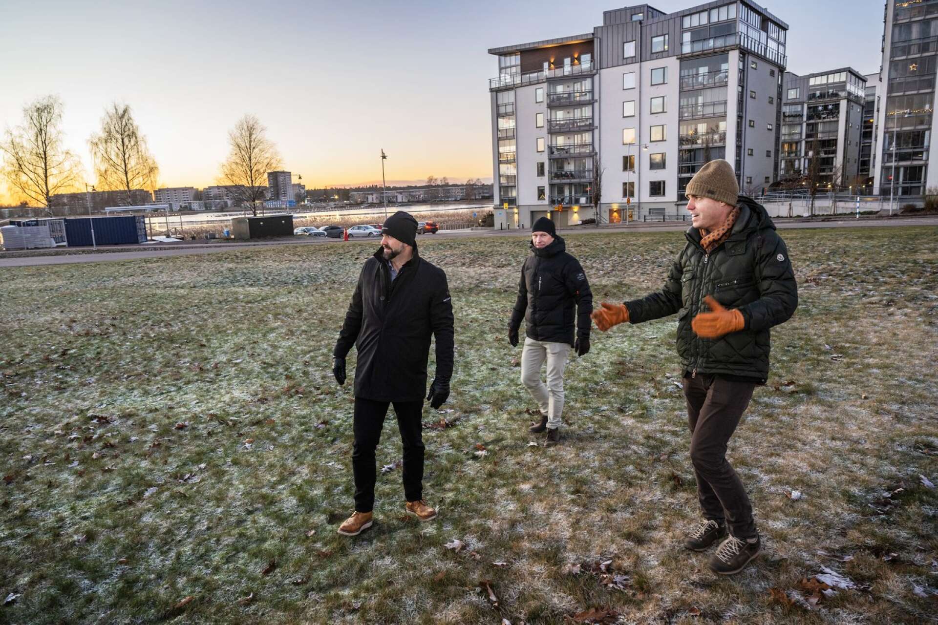 Lars Brandelius, Dan Anders Persson och Johan Svedlund visar hur det är tänkt att huskropparna ska placeras på ytan.
