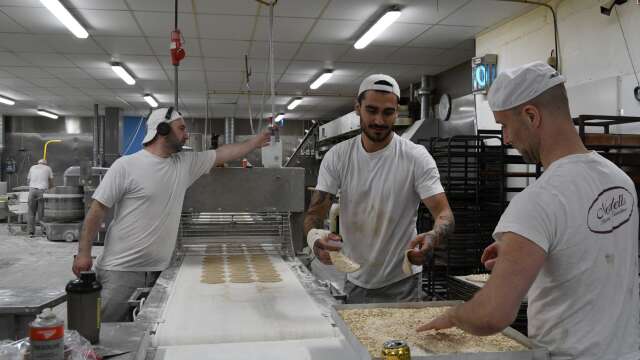 De anställda på Nordells bageri i Arvika får baka vidare ytterligare en månad. ”Mer tid för diskussion behövs”, säger konkursförvaltaren.