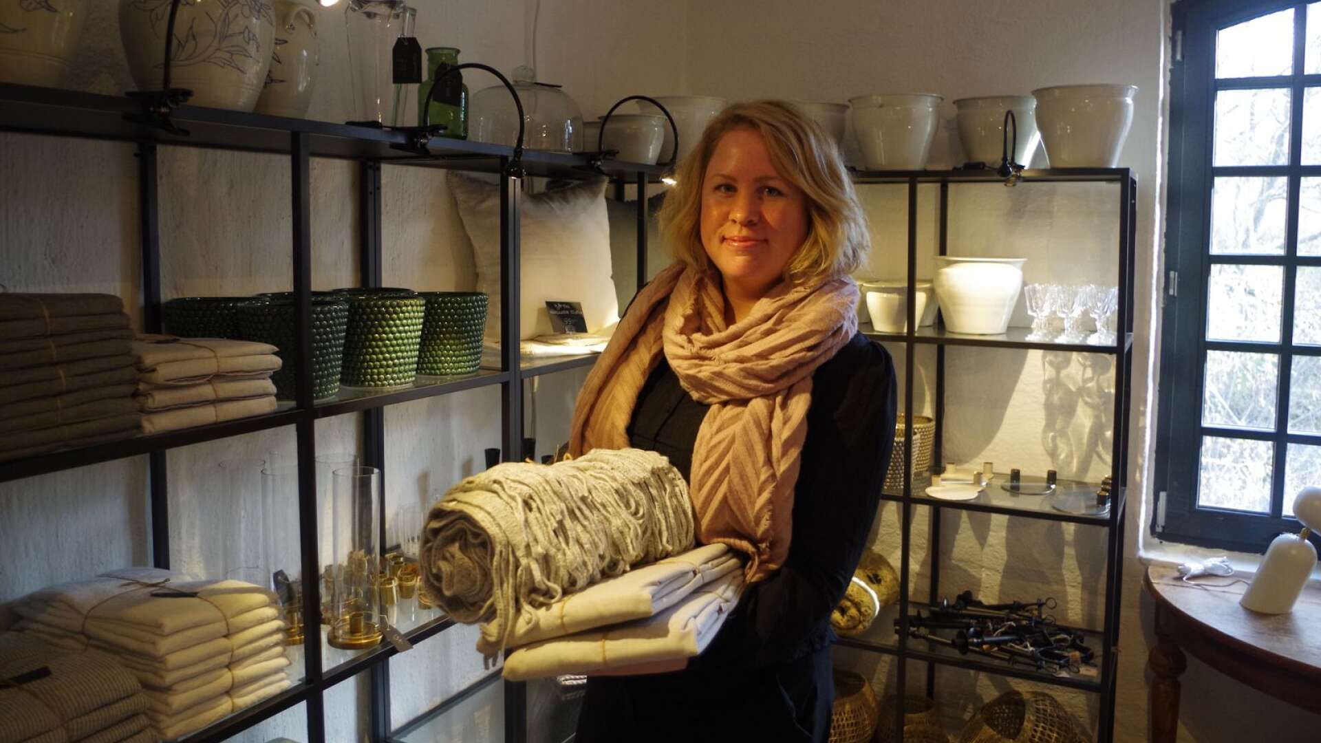 Fina textilier är något av det som Mari Öberg säljer i sin inredningsbutik i det gamla bruket.