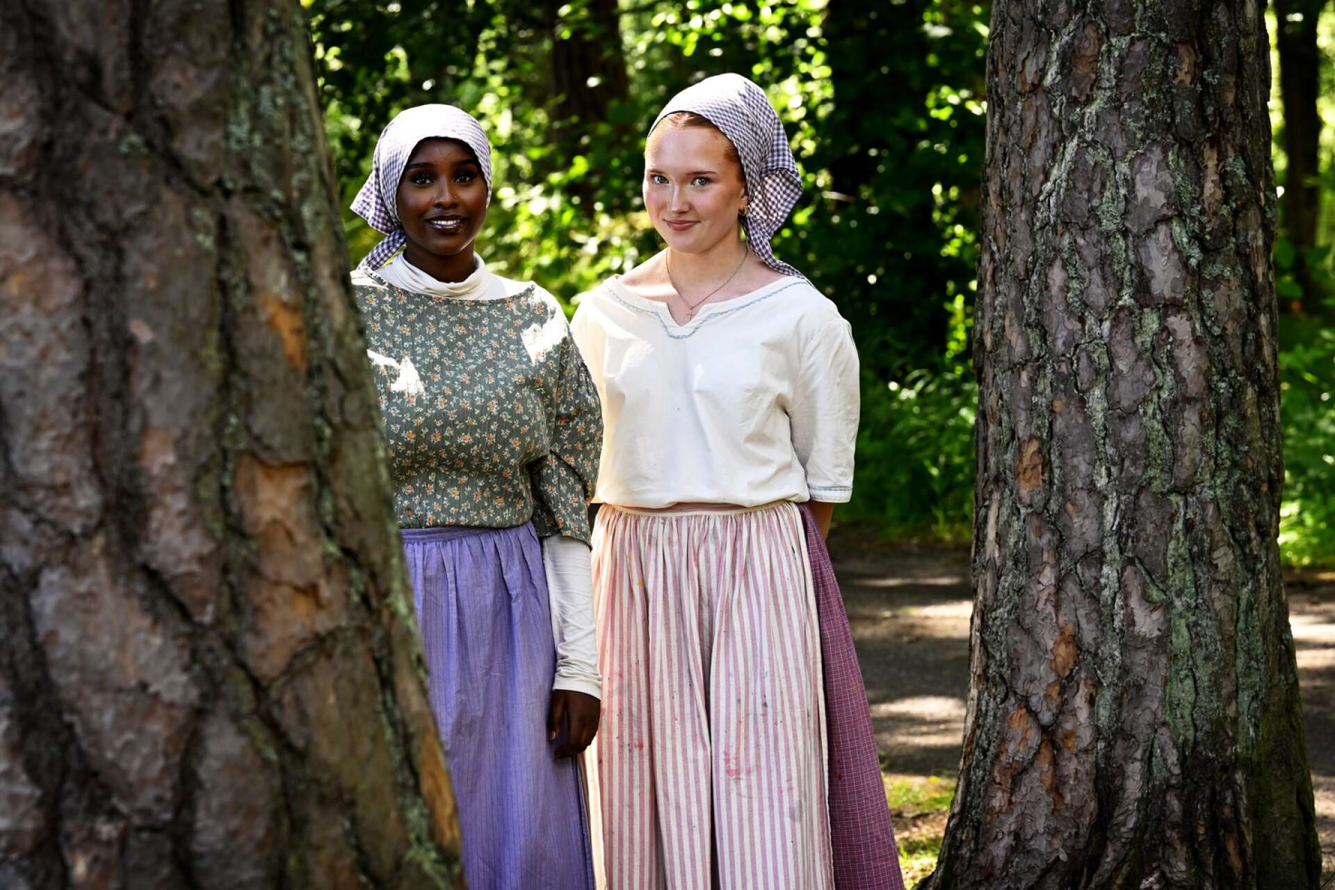 Ikran Said Abdullahi och Tilda Bergman Sandqvist lotsar barnen genom trollskogens föreställningar i sommar. 