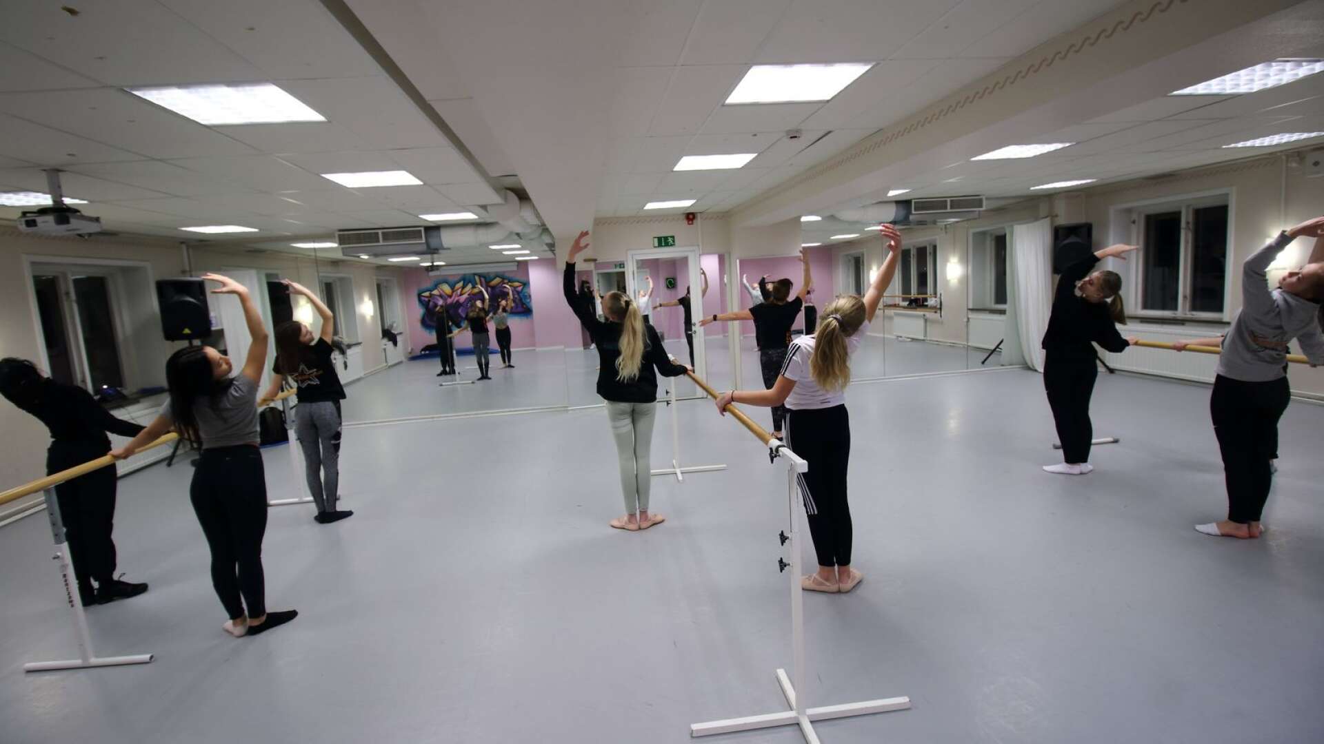 Dansundervisning i sal kan få ta en paus om Kulturskolan behöver gå över till digital undervisning. I Degerfors har beslut tagits att all gruppundervisning får vänta.