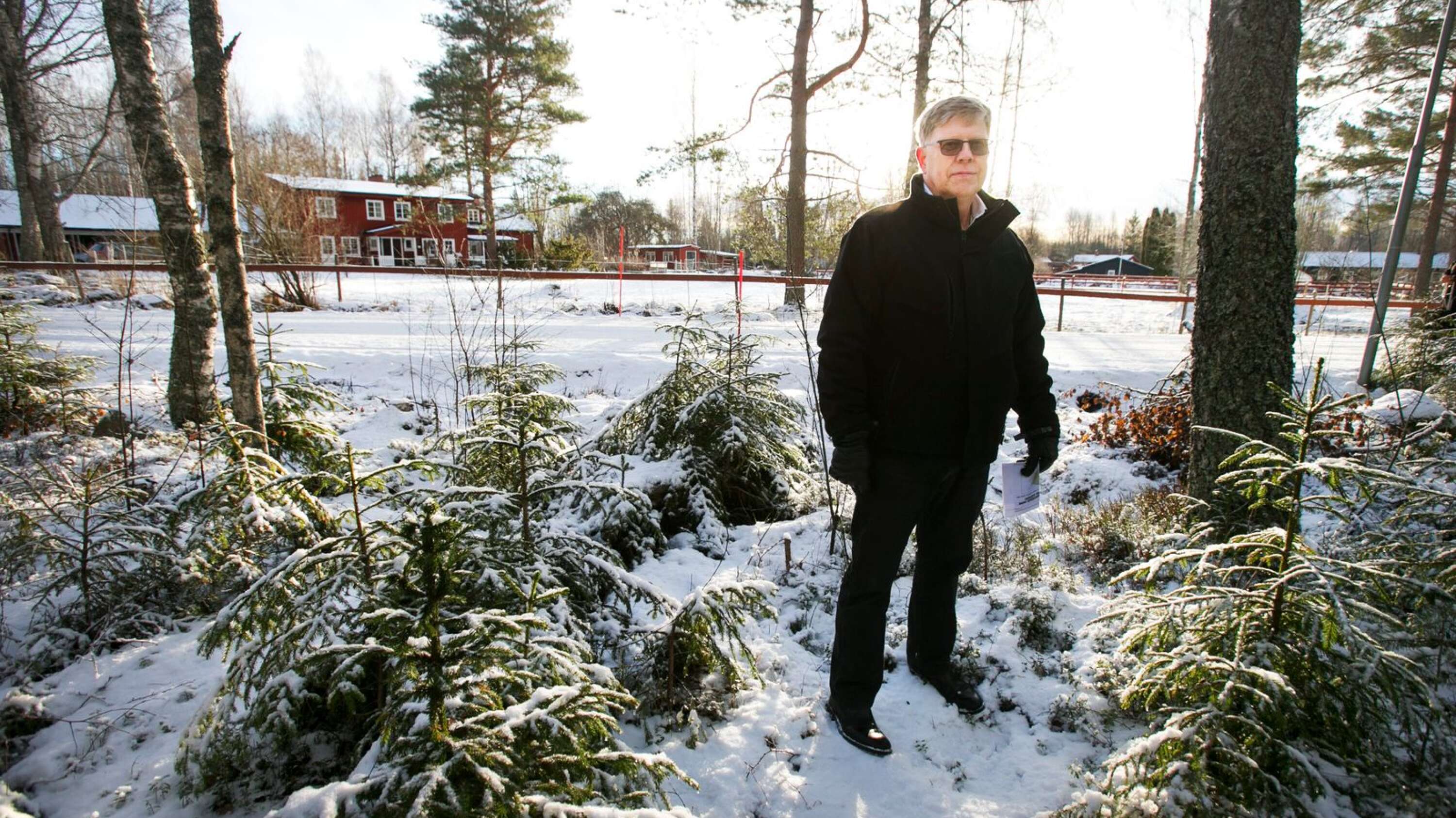 Hästgården där Anders Gustafsson bor syns i bakgrunden och där han står skulle tre villor byggas.