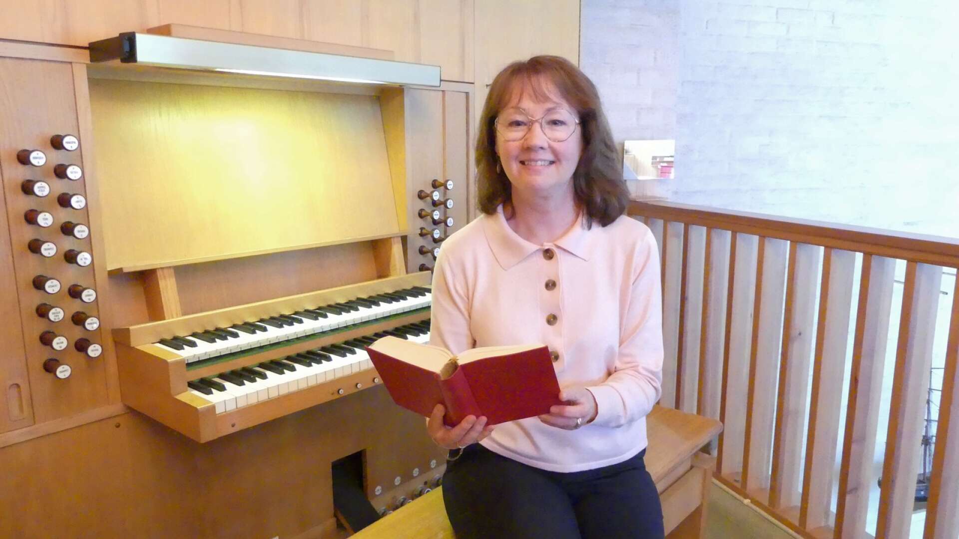 Pernilla Radborn ska vara med och ta fram nya svenska psalmer till nästa upplaga av psalmboken. ”Vi har ett annat samhälle i dag, som behöver en lite annan psalmbok”.