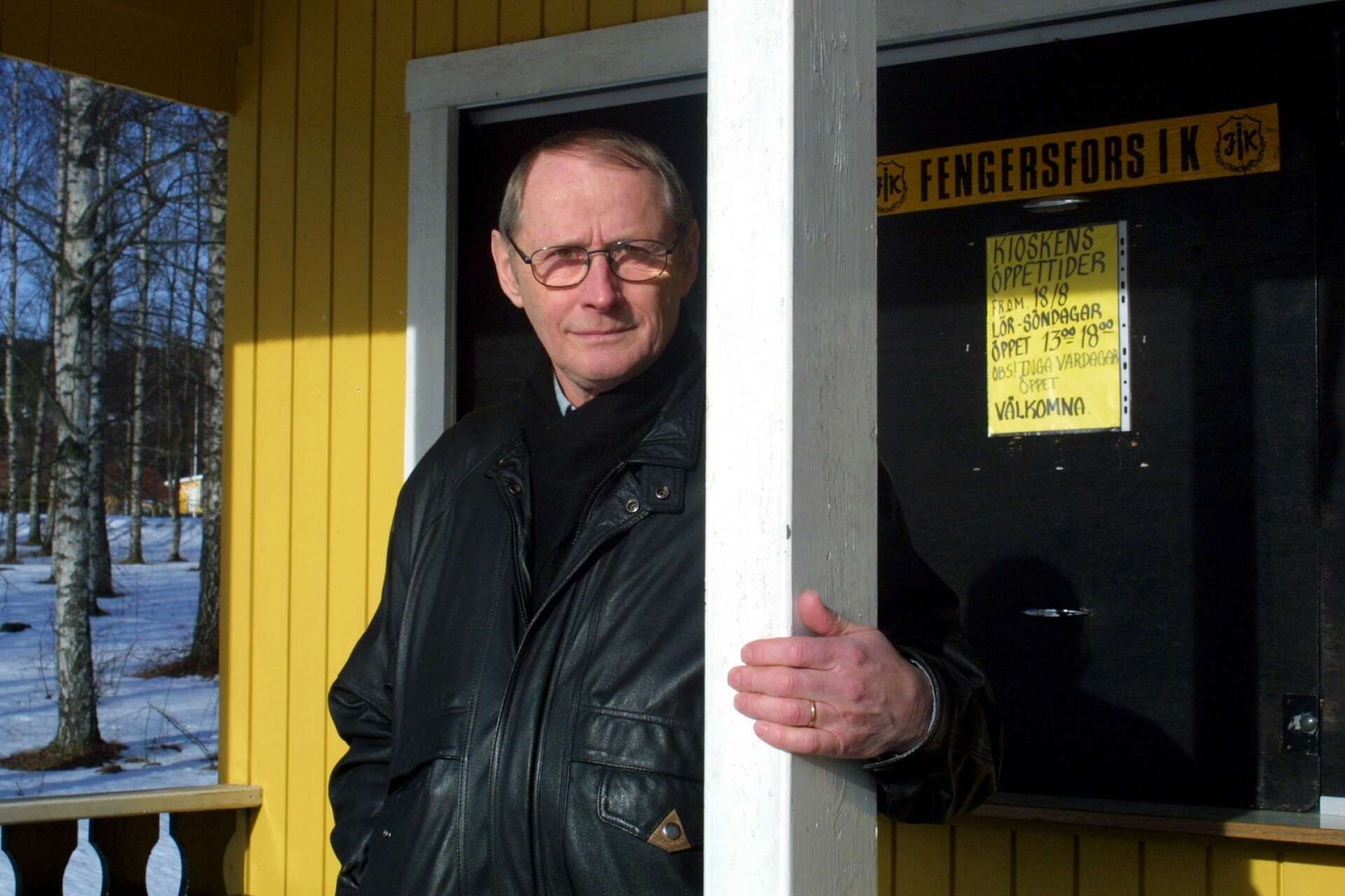 År 2004 slutade Sven Martinsson som kassör i Fengersfors IK efter 33 år och efter 36 år som ledamot i styrelsen. 