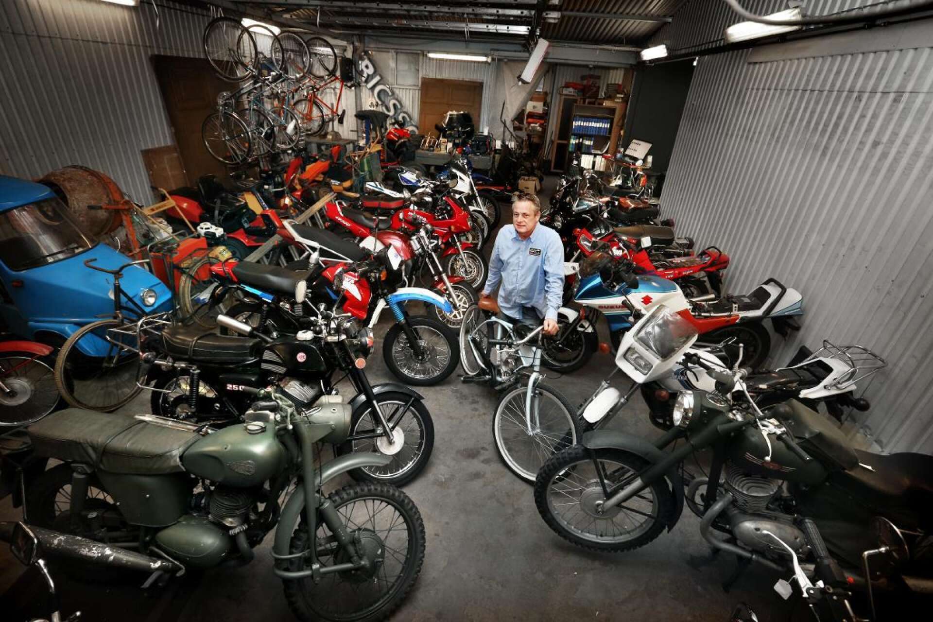 Den här stora samlingen av motorcyklar, mopeder och cyklar ska Auktionsverket i Karlstad snart sälja. Den ägs av en äldre man från Karlstad och de flesta fordonen har bara gått några få mil, berättar Peter Pettersson.