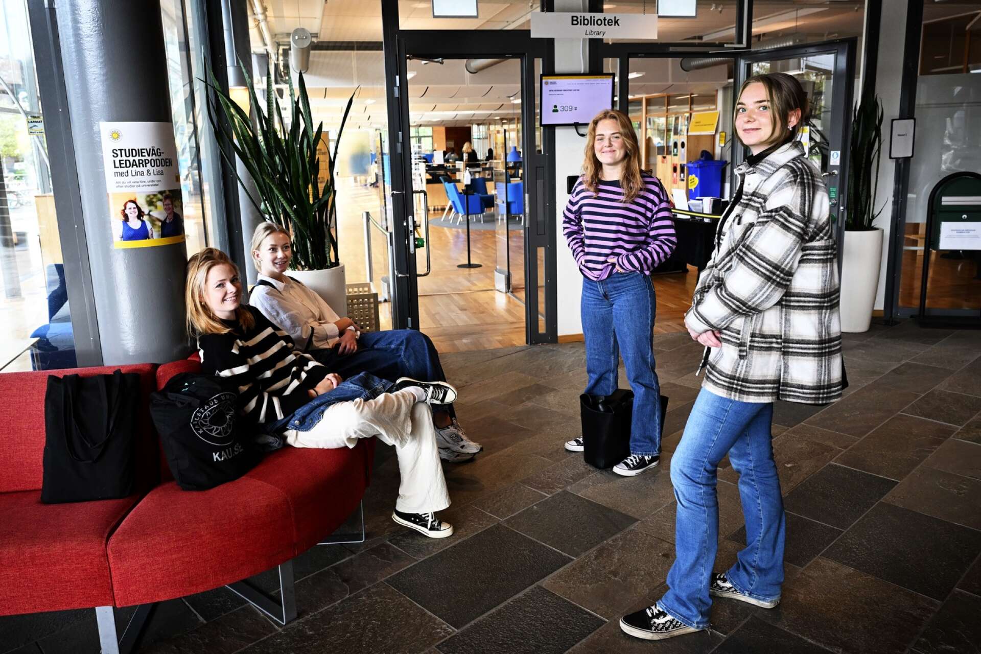 Lite mer pengar? Ja tack, säger några lärarstudenter på Karlstads universitet. Emma Söderström, Maja Bergqvist och Paulina Lindström tillsammans med en kompis. 