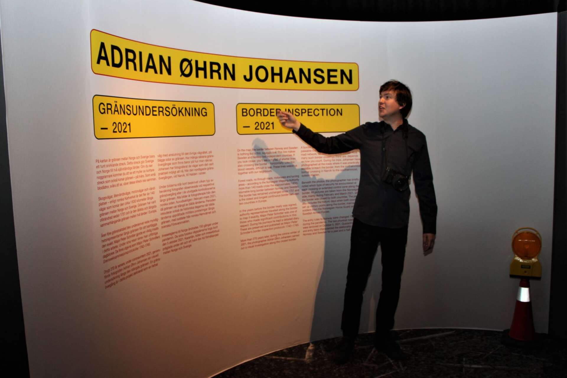 Adrian Øhrn Johansen tog första bilden vid en väg i Halden, där polisen satte upp tolv målade bildäck som gränsavpärrning.