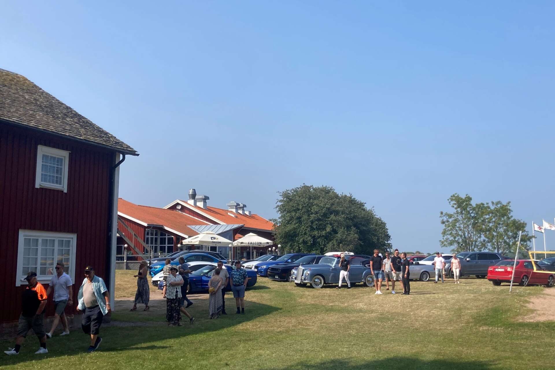 Kalaset hade ett stopp i Åmål där bilarna ställdes upp på udden bakom hembygdsmuseet och gästerna promenerade över till Strandcaféet.