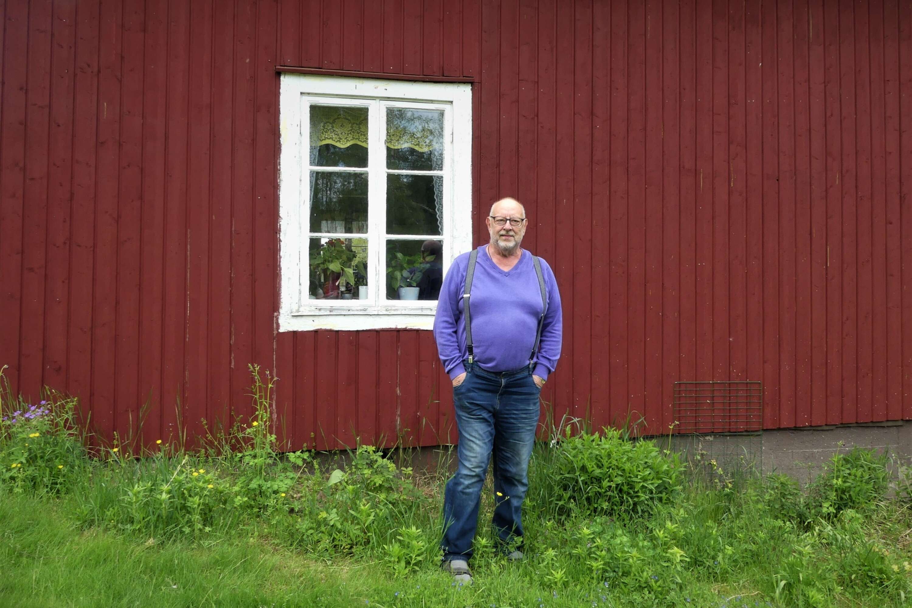 Jörgen Råberg kommer ursprungligen från Dals Långed men bor sedan 1983 vid Vallsjötjärnet i Fröskog.
