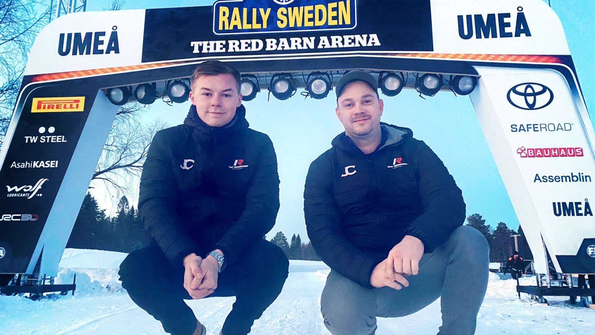 Isak Reiersen och Johan Johansson åker ifrån flera fyrhjulsdrivna ekipage i startfältets enda tvåhjulsdrivna bil.