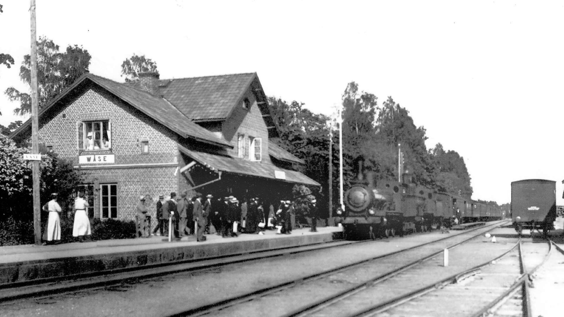 Järnvägen är klar och stationsbyggnaden på plats. Bilden är antagligen tagen i början av 1900-talet. Observera stavningen på stationsnamnet Wäse och att det finns en elstolpe i närheten.