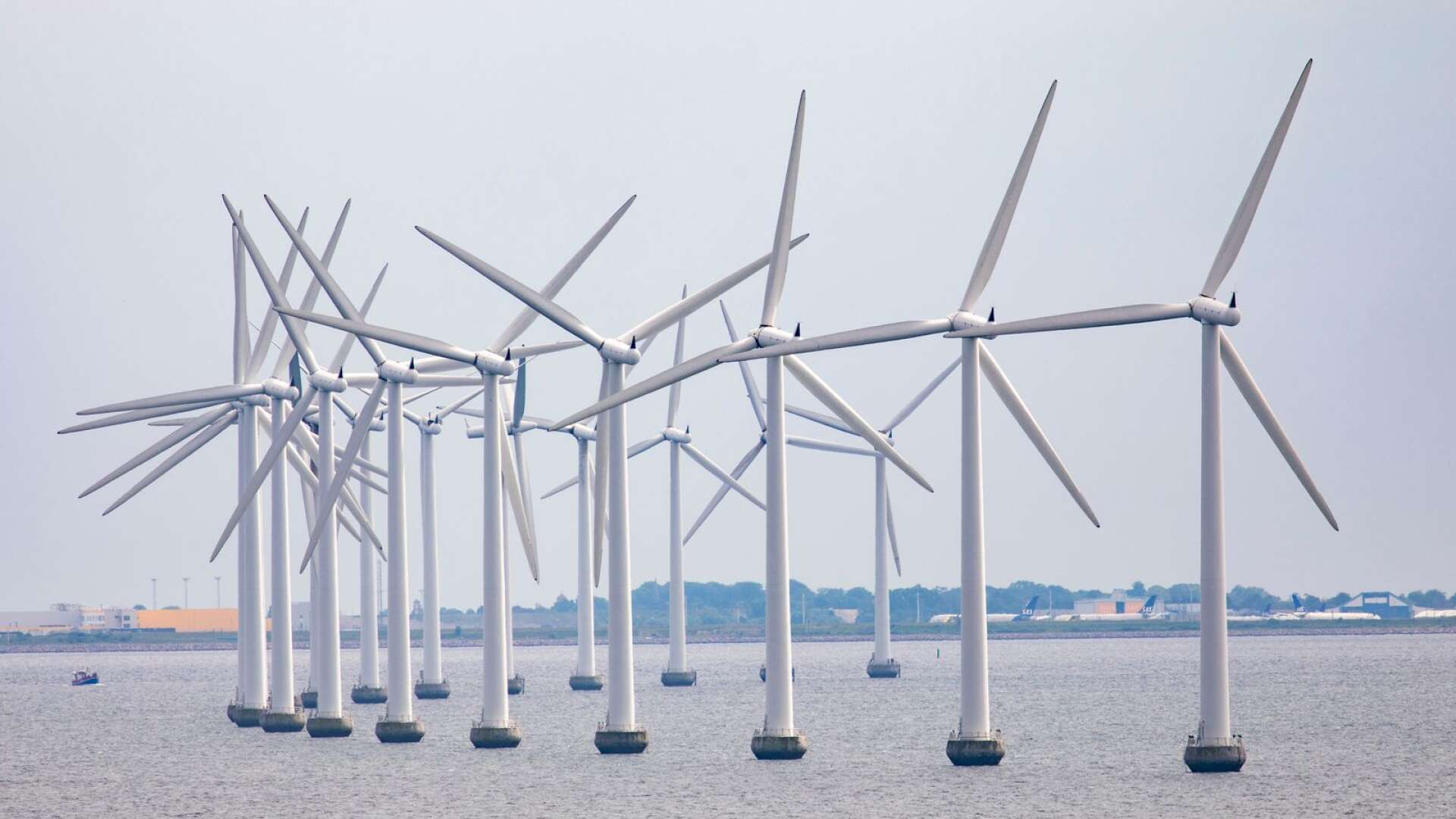 Där kommer havsbaserad vindkraft vara en mycket viktig komponent – inte minst för att kunna öka produktionen i ett medellångt tidsperspektiv, skriver Anders Wiktorson och Anna Berggren.