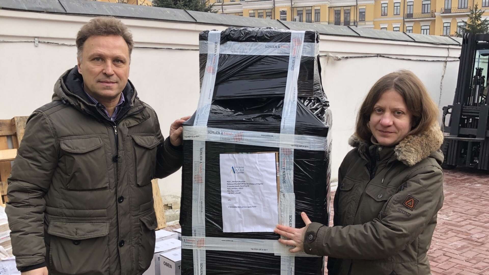 Museichef Ihov Posjyvajlo och en kollega på Maidan-museet i Kiev tar emot utrustningen från Sverige.