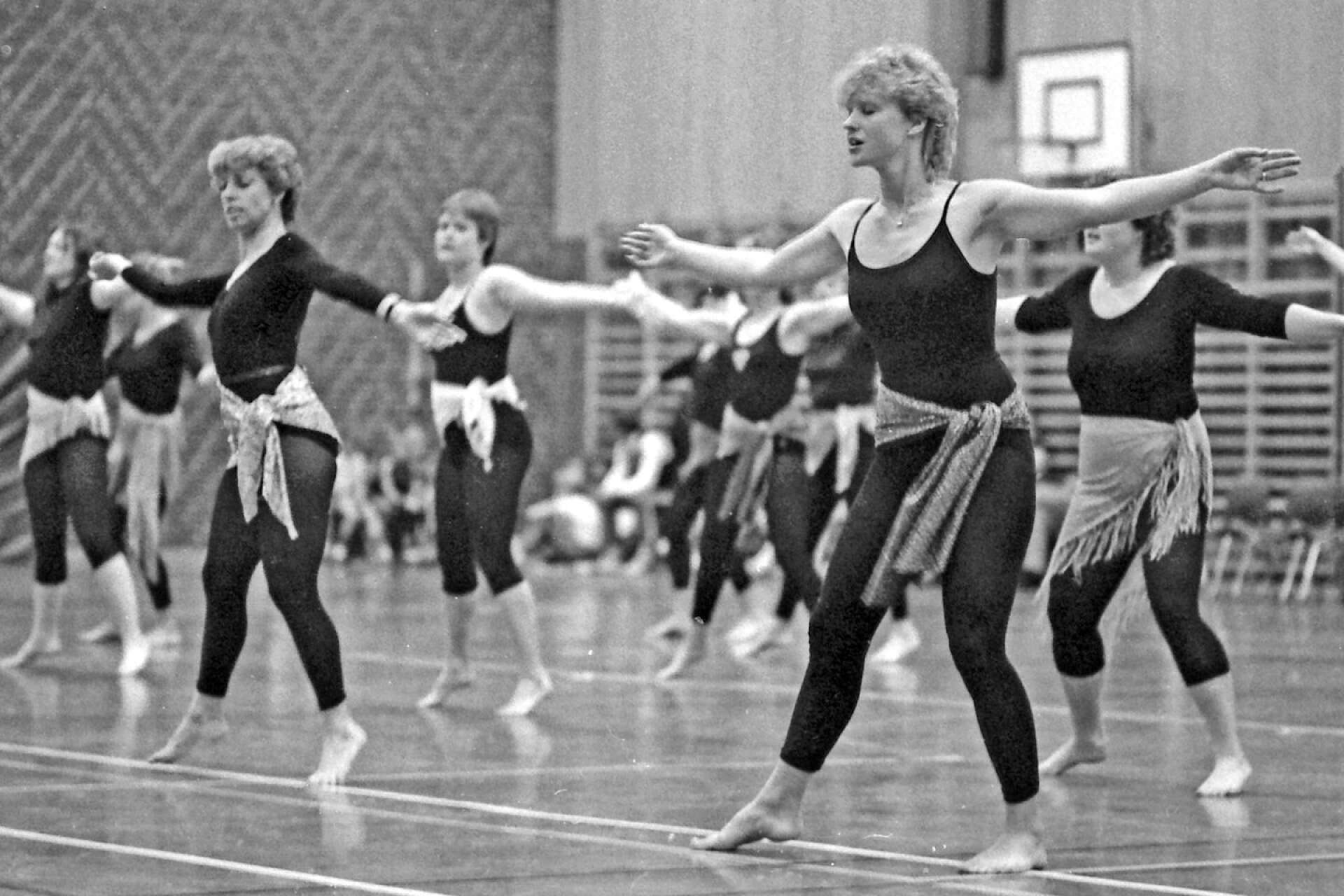 Gymnastikuppvisningar har alltid varit populära och lockat deltagare i alla åldrar. Här är några av de medverkande 1982. 