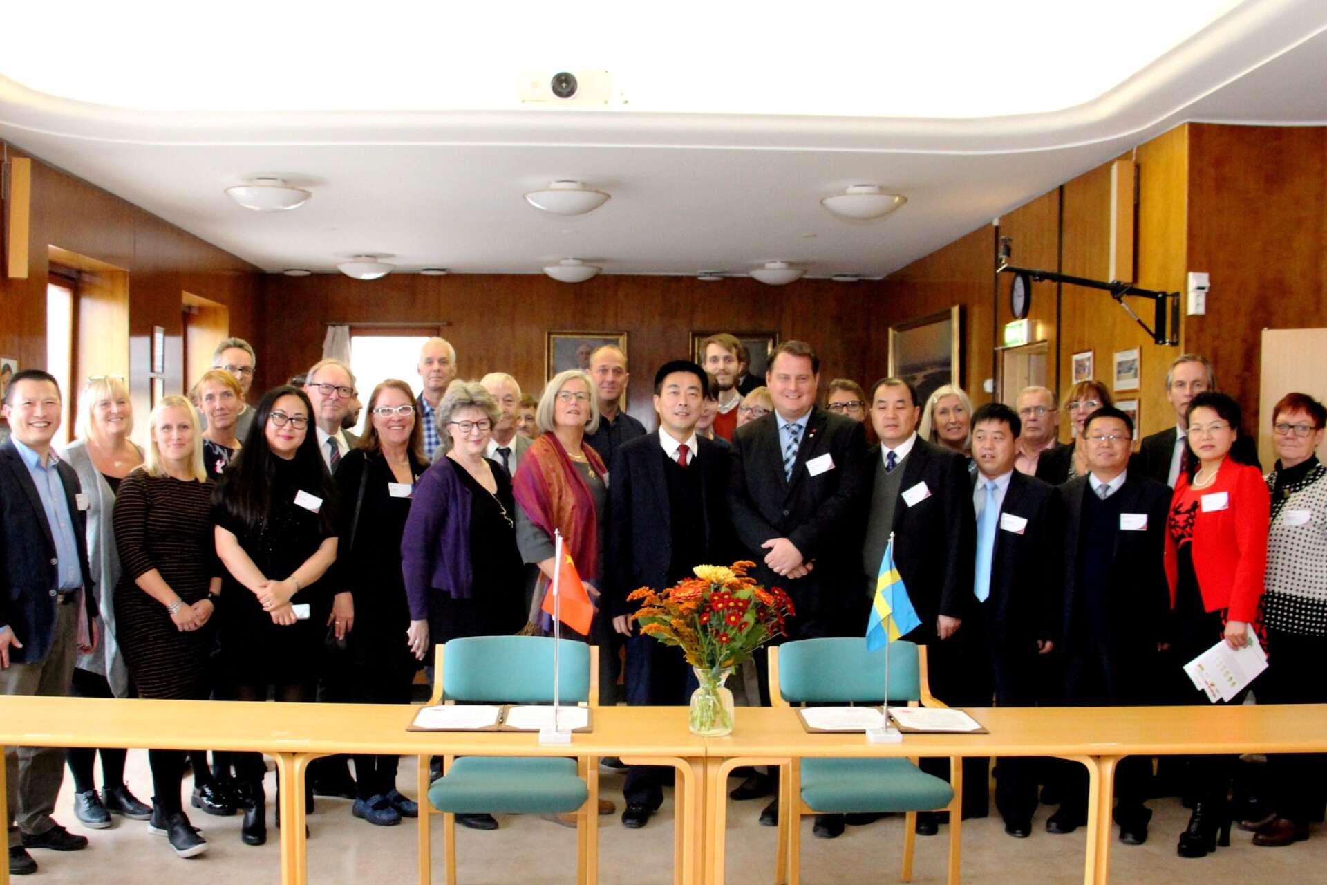 2015 besöktes Åmål av en delegation från sin då nya vänort Dunhuang i Kina. Nu vill kineserna återuppta utbytet men Åmål ser ut att nobba förslaget. 