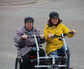 Den blev en riktigt lyckad seniordag under torsdagen. Bengt och Cecilia var ute på en cykeltur på årets dragplåster; en elcykel för två personer.