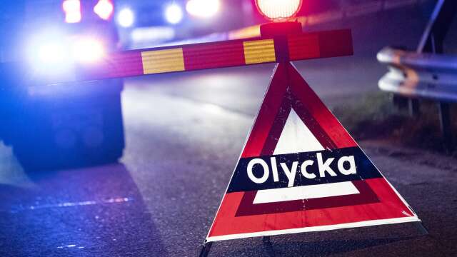 En A-traktor fick sladd och körde genom ett räcke vid en parkering på Älvgatan i Sunne.