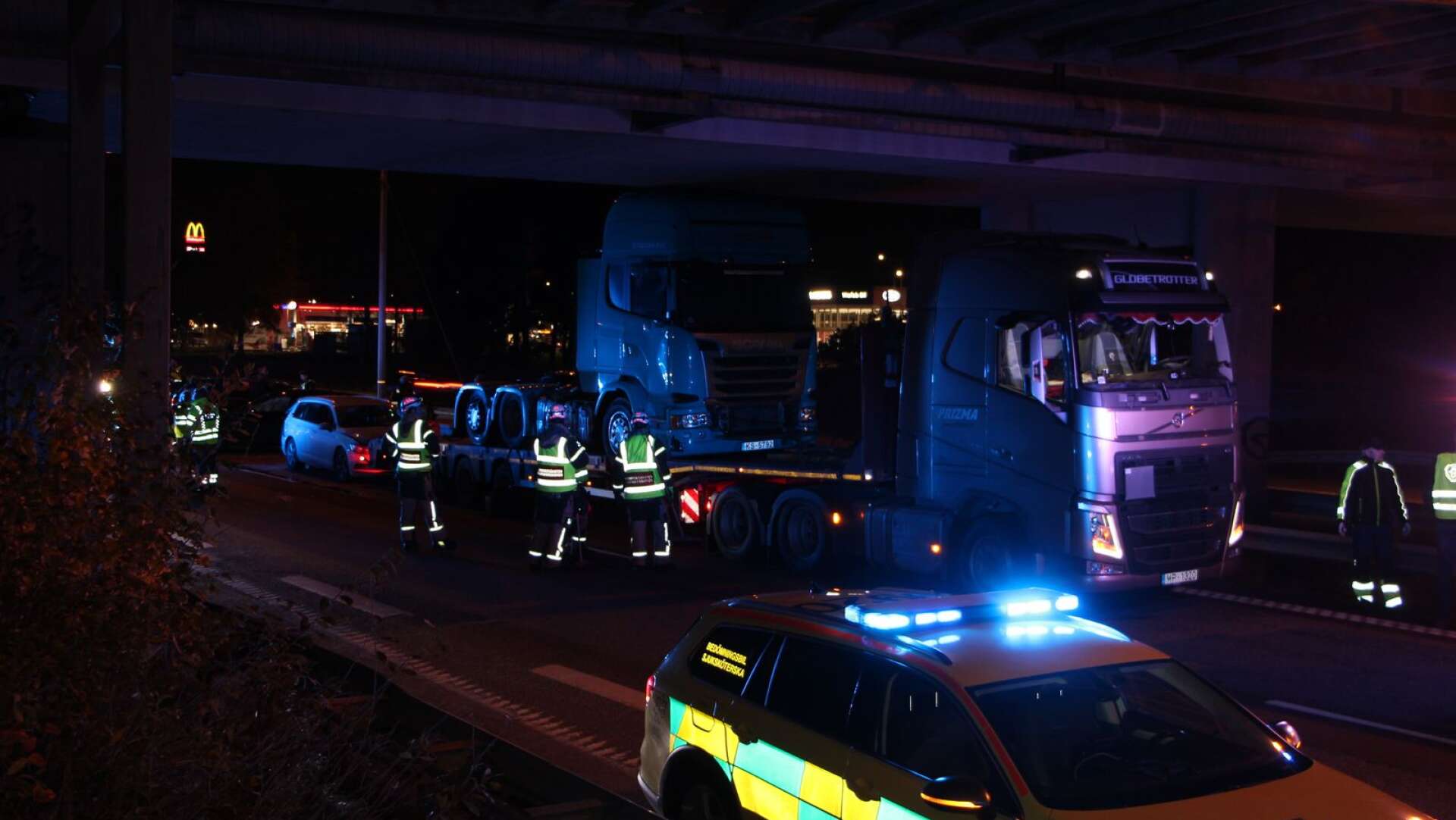Den chaufför som körde fast med en lastbil på släp under bron vid Klaramotet på E18 i Karlstad på tisdagskvällen fastnade även under en en bro i Arvika tidigare samma kväll.