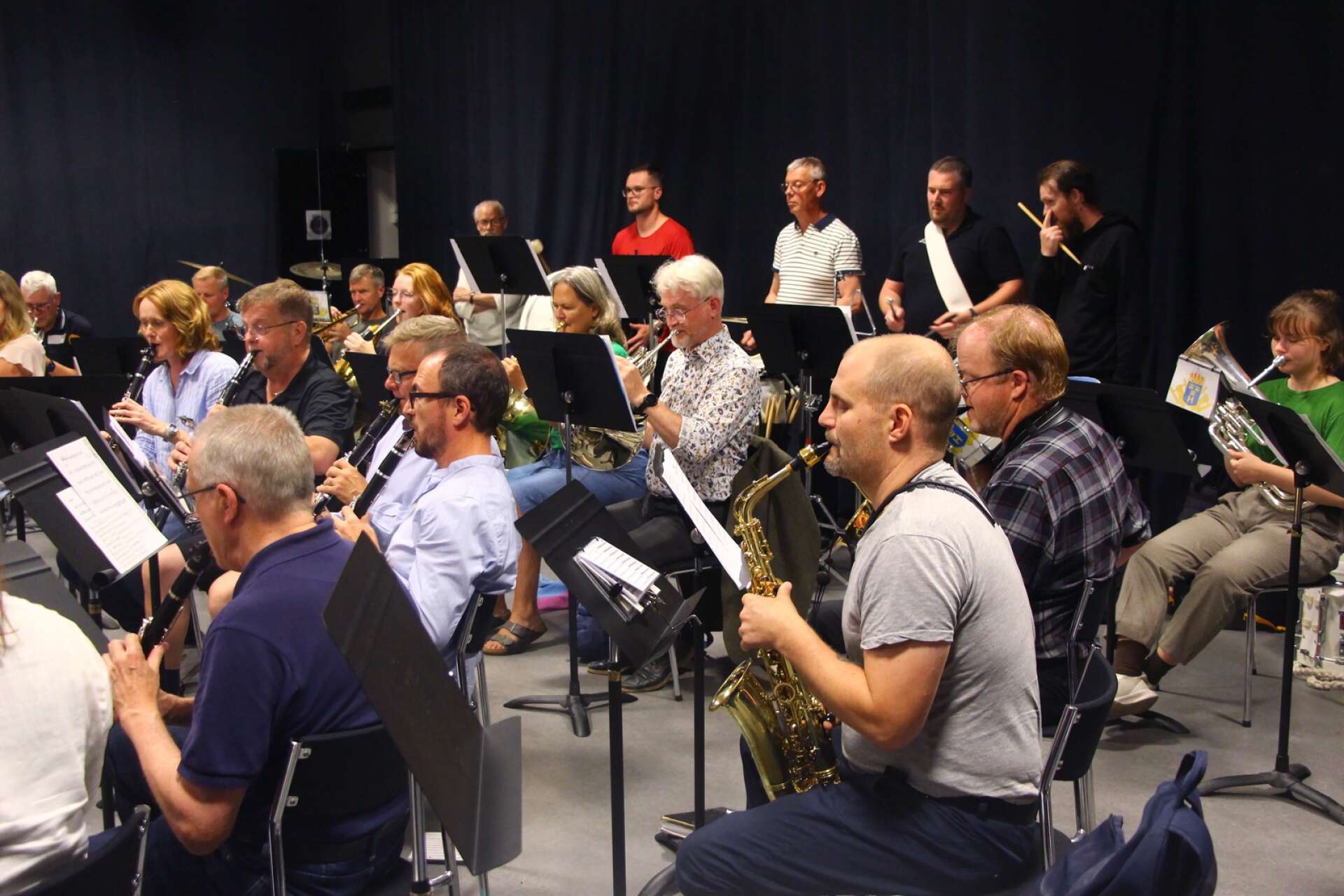 Hemvärnets musikkår Skaraborg består av 32 musiker, en dirigent och en stavförare.