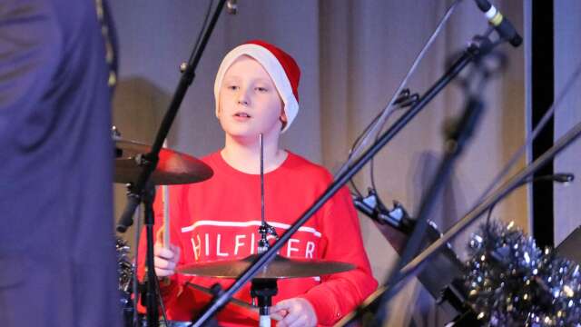 Det bjöds på mycket svängig musik på julkonserten i Karlbergsaulan. Charlie Ståhlberg höll takten som tomtetrummis i Rockbandet.