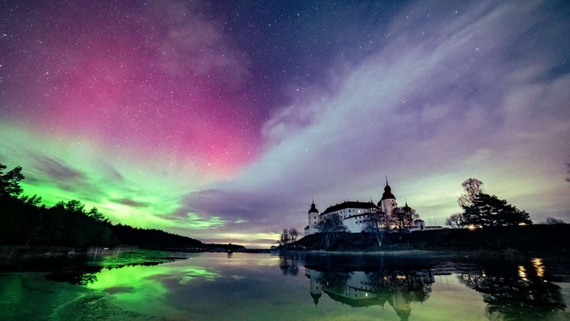Norrsken lyste under natten mot måndagen upp himlavalvet i stora delar av landet. Jan Johansson tog ett magiskt fotografi på Läckö Slott.