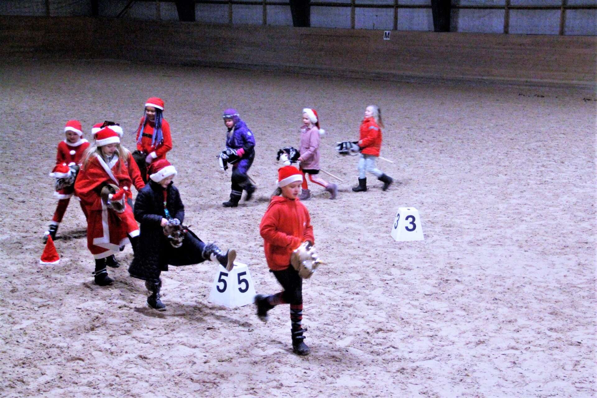 Att tävla med käpphäst är en starkt växande sport. På julshowen bjöds på en fin uppvisning.