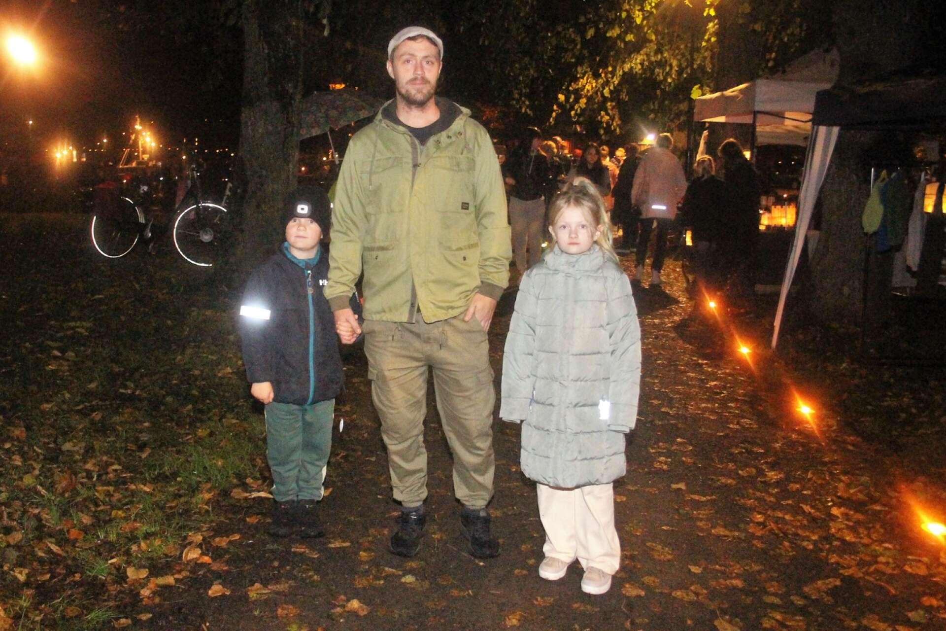Robin Olsson hade med sig sina barn Ludvig och Julia Saarikoski ut på Åmåls ljusfest.