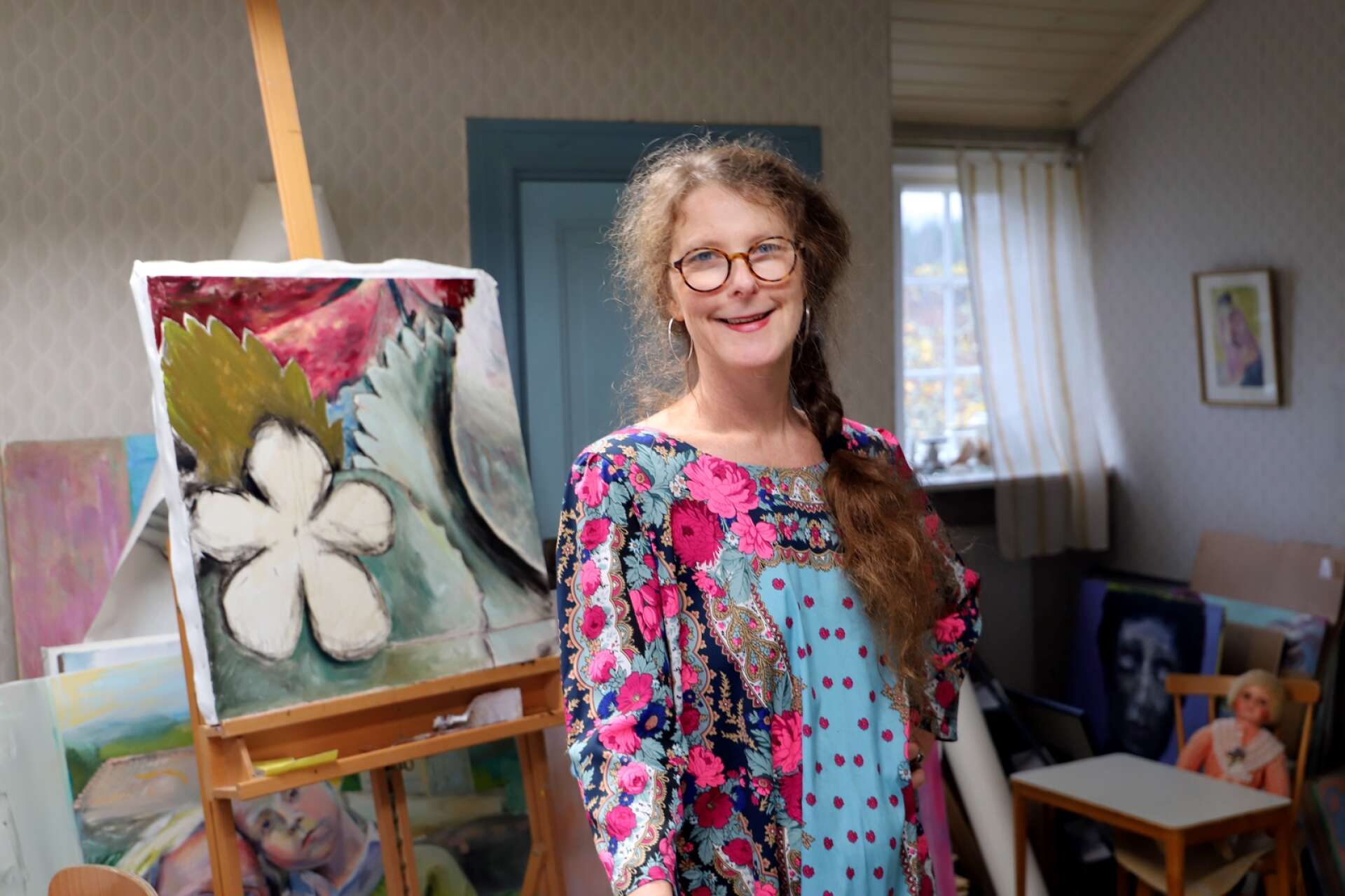 Olga Magnusson har sin ateljé på andra våningen i huset och där växer just nu blommotiv fram.