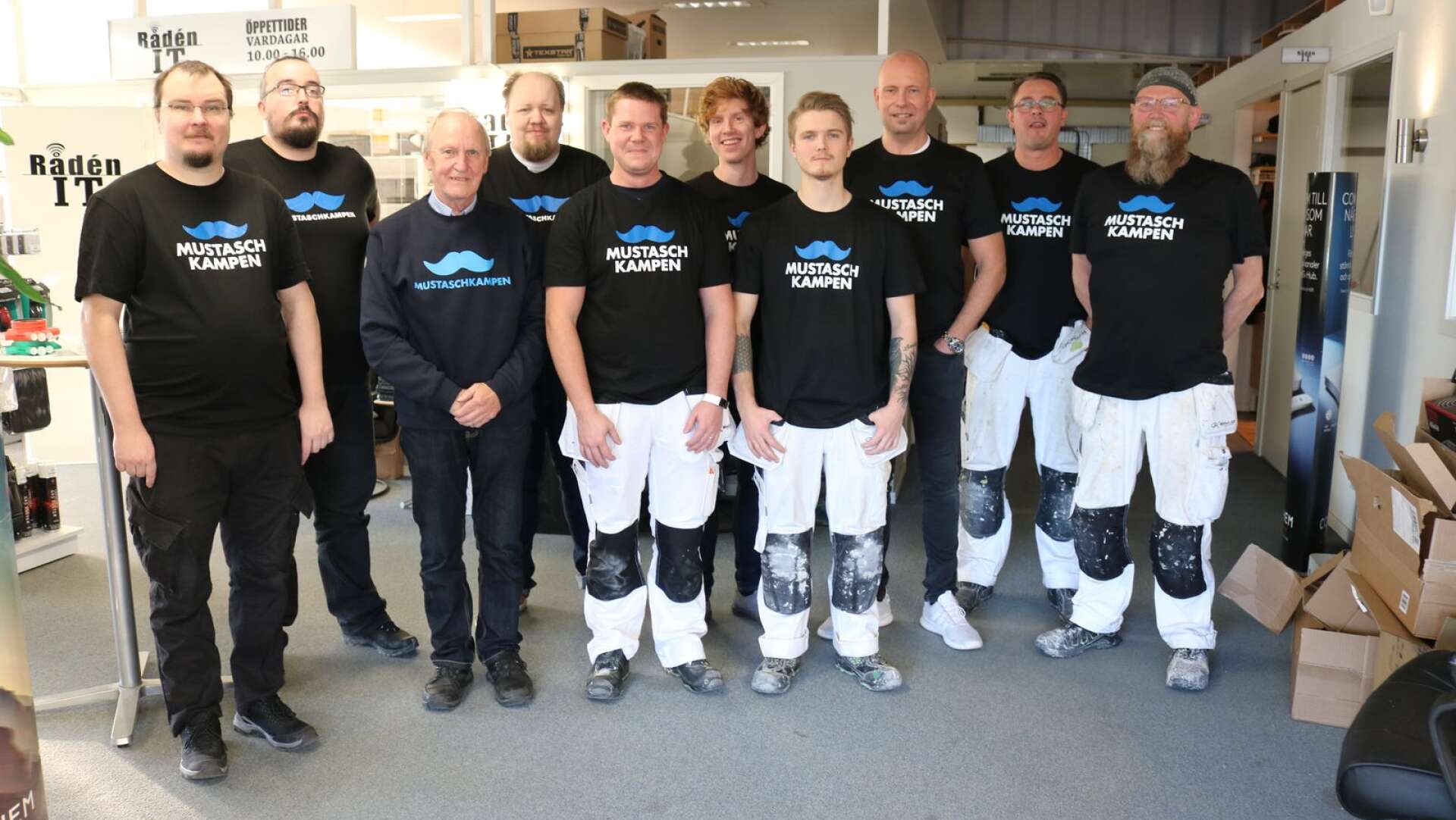 Kennet Hermansson (tredje från vänster) är glad att många företag vill stötta kampen mot cancerformen som drabbar 10 000 män om året i Sverige.