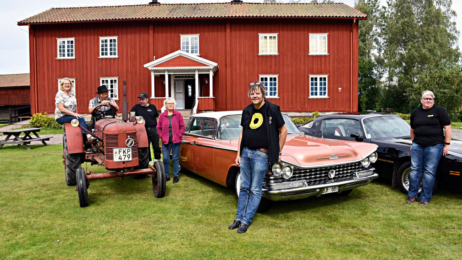 Harriet Björn, Hasse Andersson, Yngve Nilsson, Lena Eriksson Carl Martin Martinsson och Therese Stenmark Jansson förbereder för veteranfordonsdagen nästa lördag. 