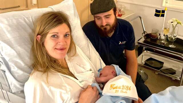 Frida Tengeland och Eric Tannerstad är föräldrar till årets förstfödda bebis på Skaraborgs sjukhus.