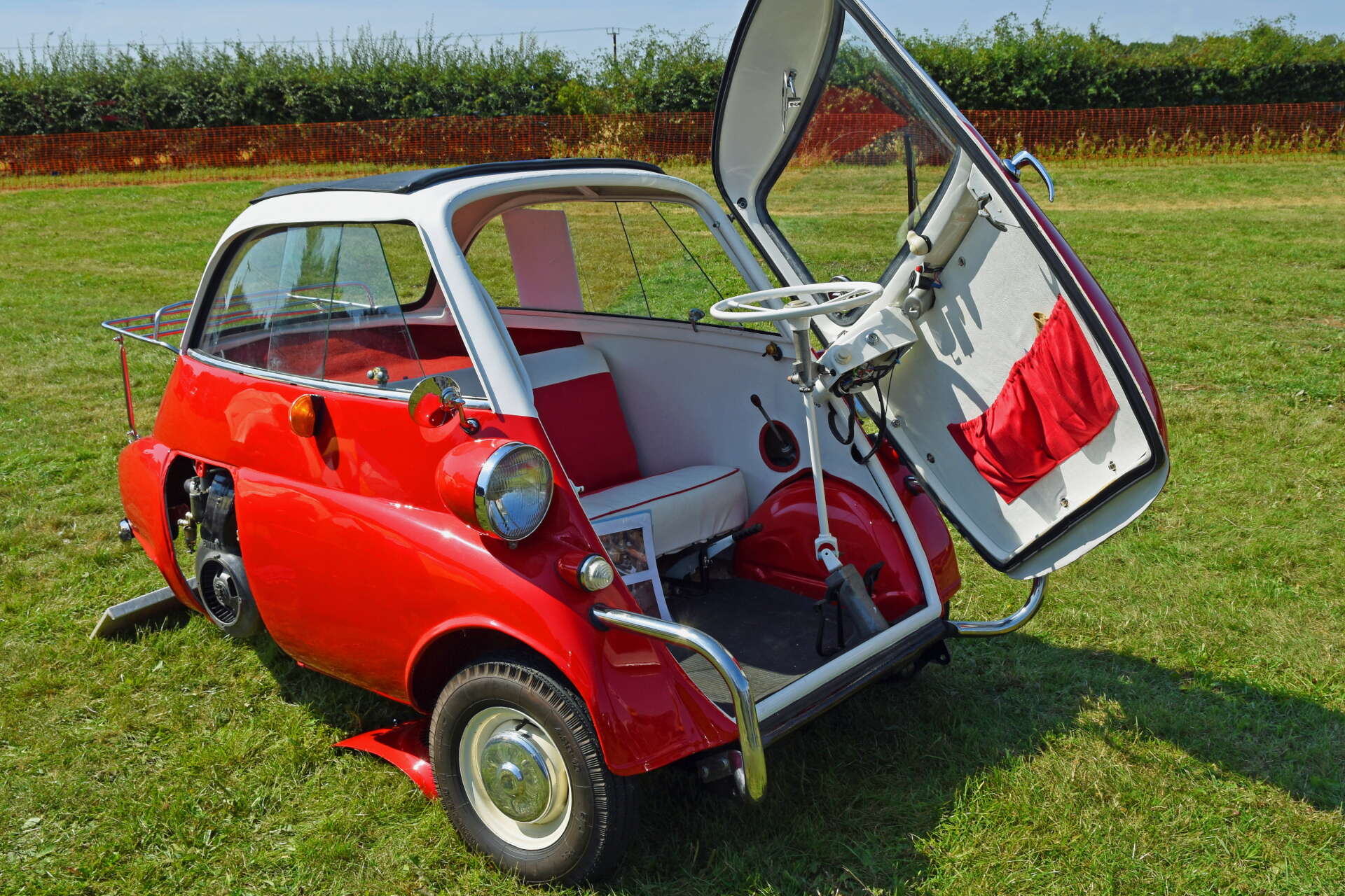 Isetta var en italiensk mikrobil som licensbyggdes i många länder. Den påminde om en bubbla och kallades för Bubble car.