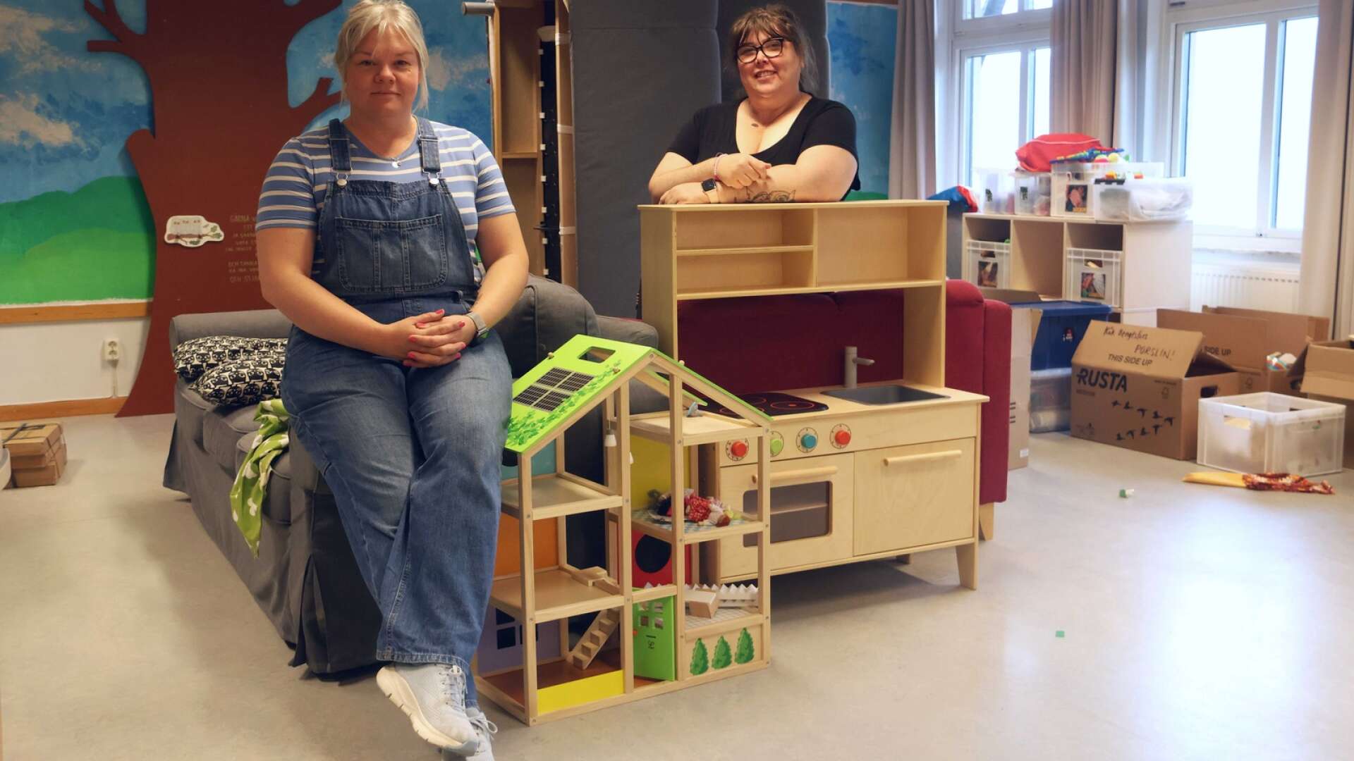 Förskolelärarna Madelene Wilhemsson, till vänster och Viktoria Gradin jobbar nu med att iordningställa alla möbler och prylar som ska inrymmas i lokalerna.