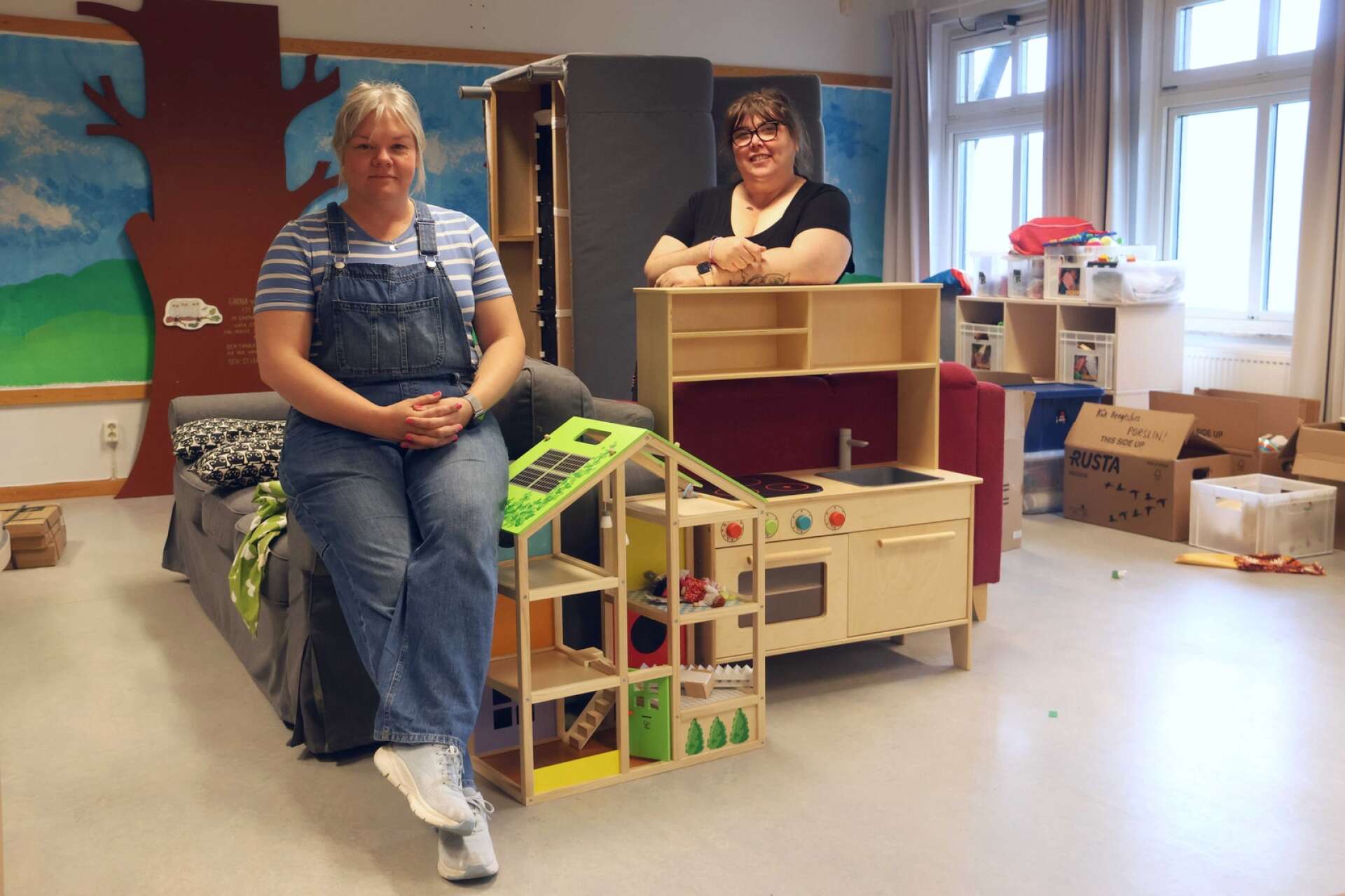 Förskolelärarna Madelene Wilhemsson, till vänster och Viktoria Gradin jobbar nu med att iordningställa alla möbler och prylar som ska inrymmas i lokalerna.