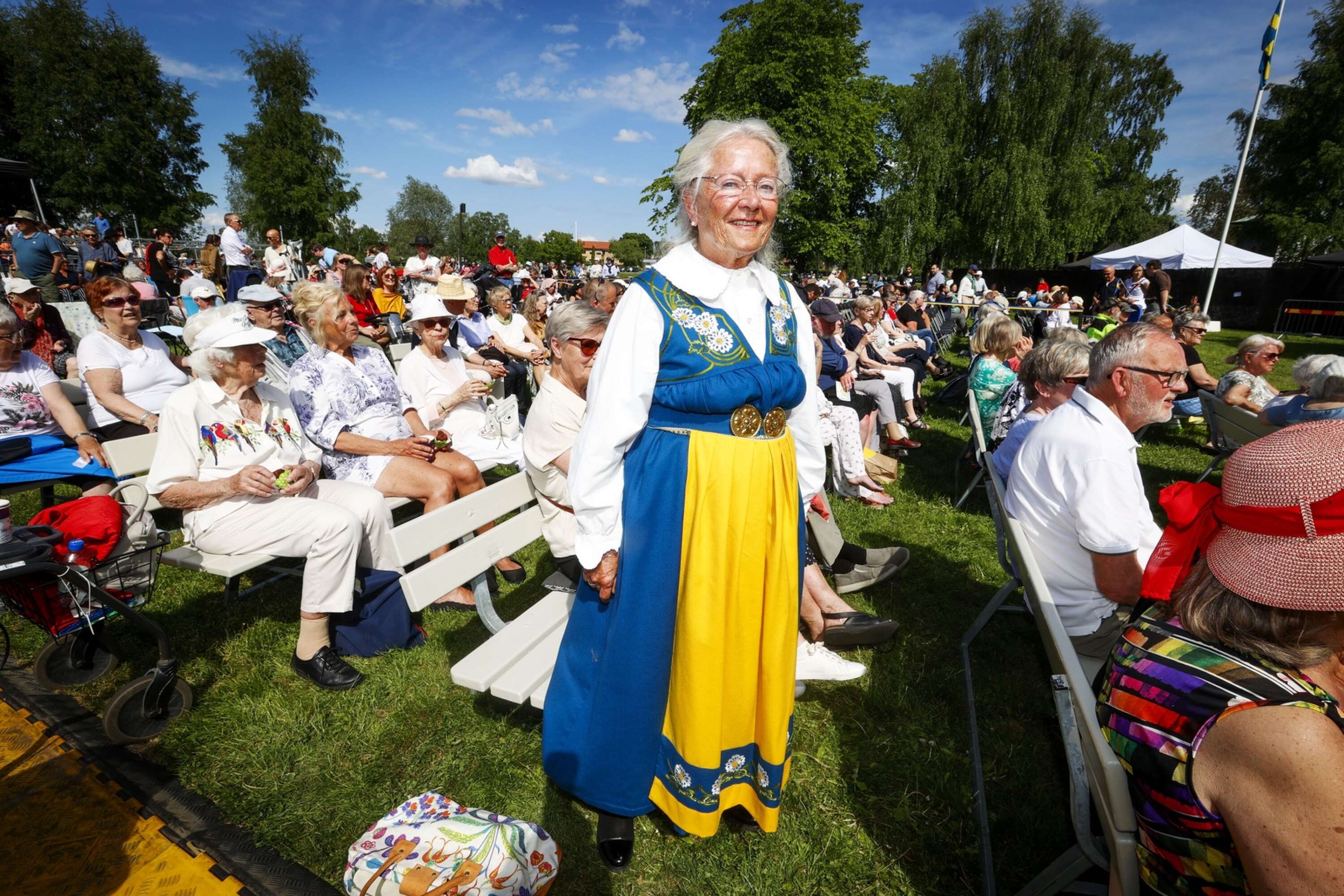 Karin Nordqvist iklädd Sveriges nationaldräkt dagen till ära.