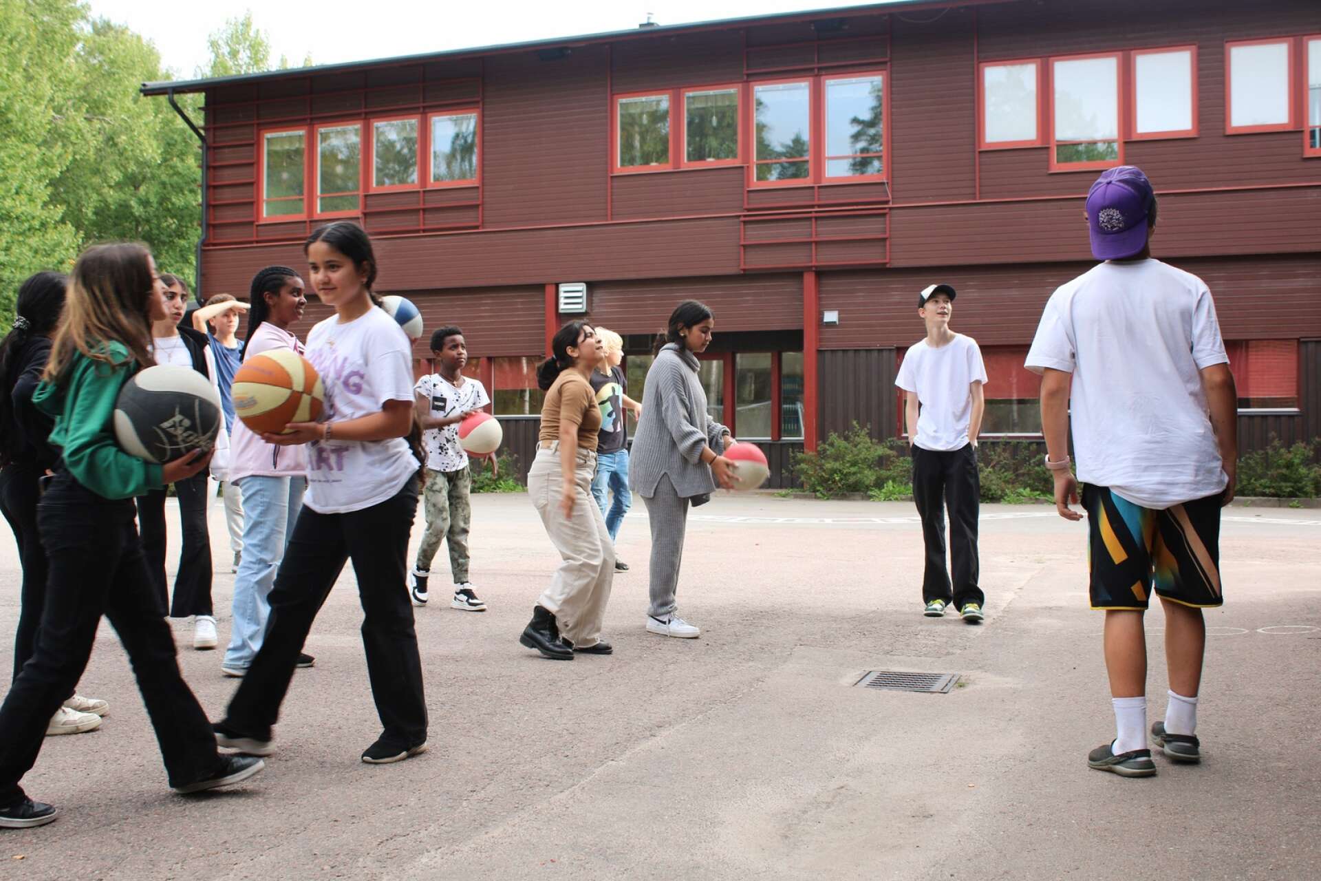 Som ett led i kommunens trygghetsarbete har man startat ett pilotprojekt på Höglundaskolan i Säffle. Varje dag efter skoltid anordnas olika aktiviteter som barn i mellanstadiet kan anmäla sig till. 