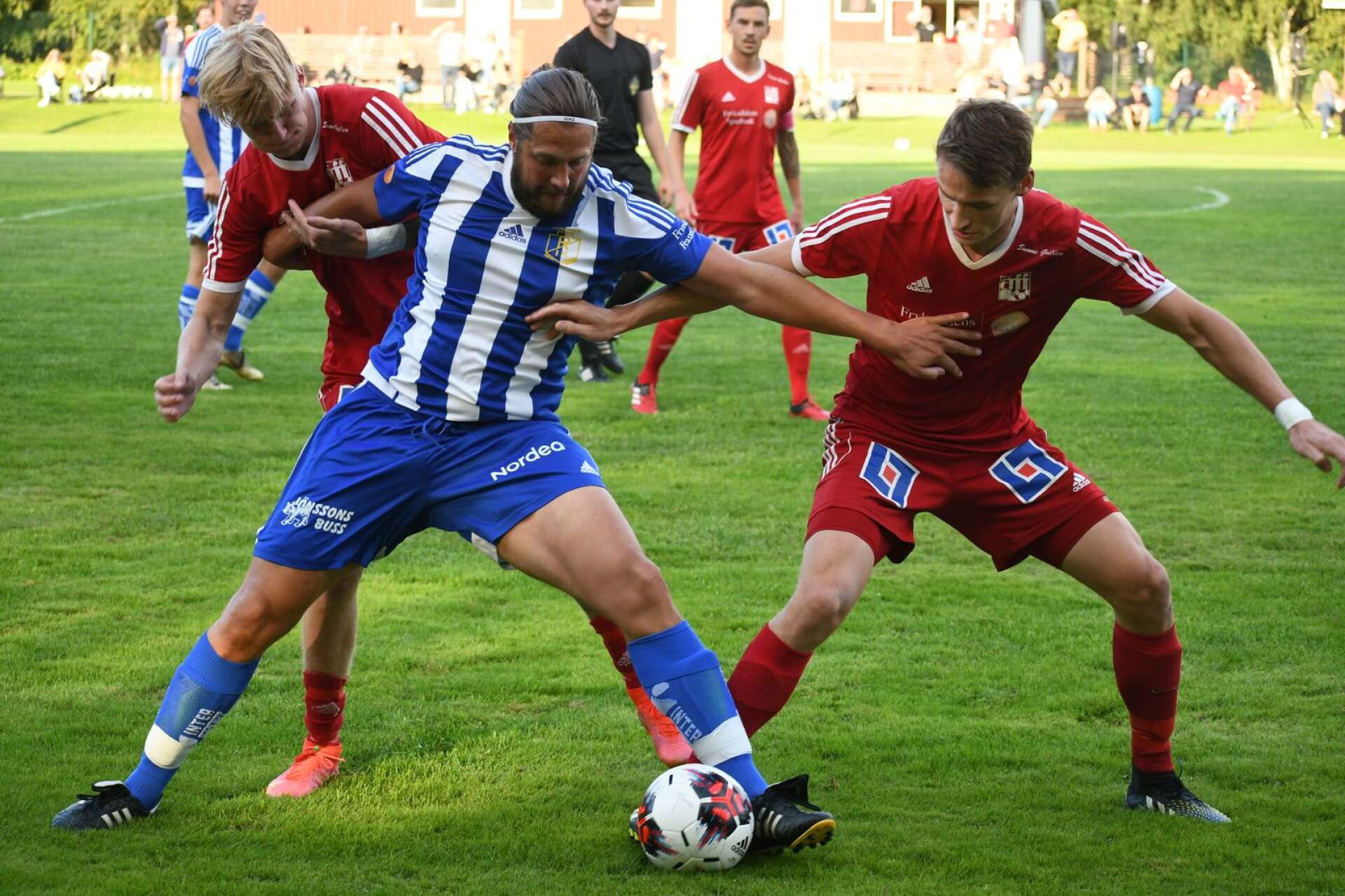 Erik Lind och Simen Gravdal försöker bryta bollen från Henrik Grankvist.