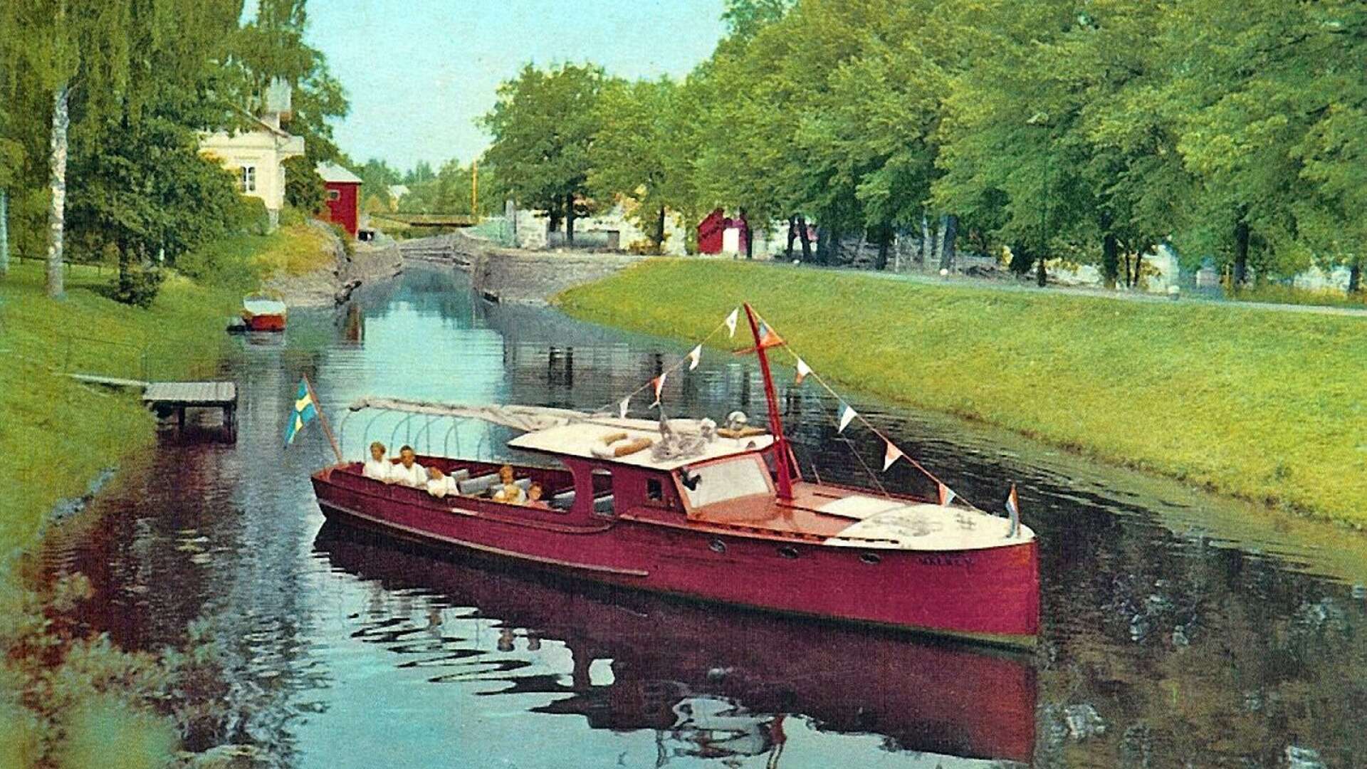I ett par decennier mellan 1952 och 1971 gick Näcken i passagerartrafik i Säffle. En del turer gick norrut till Harefjorden, andra gick till Duse. Det var Ester och John Larsson som drev den verksamheten. Redan 1921 byggdes båten, som då döptes till Nike, hos Jakobssons Industrier i Säffle.